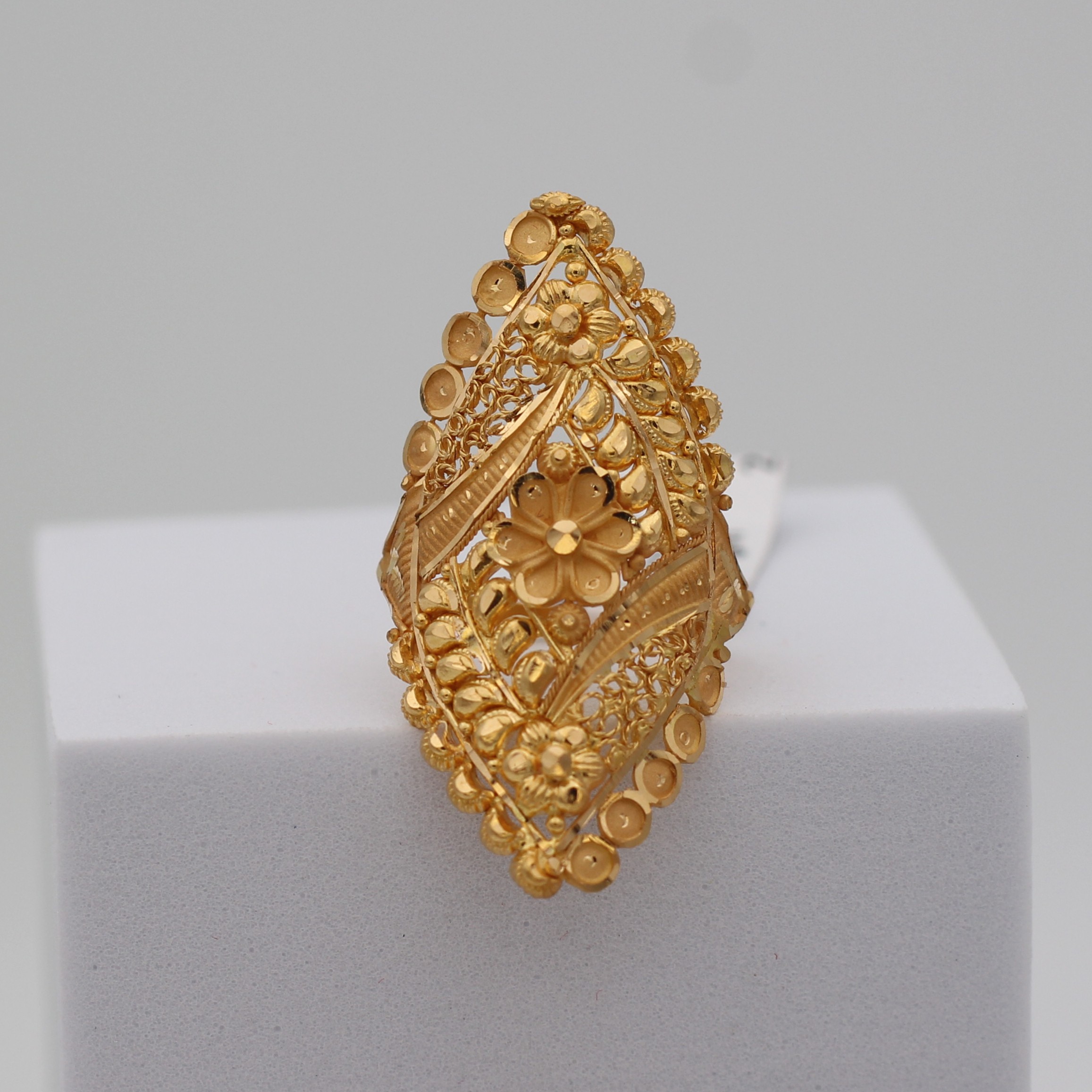 LADIES GOLD DESIGN RING