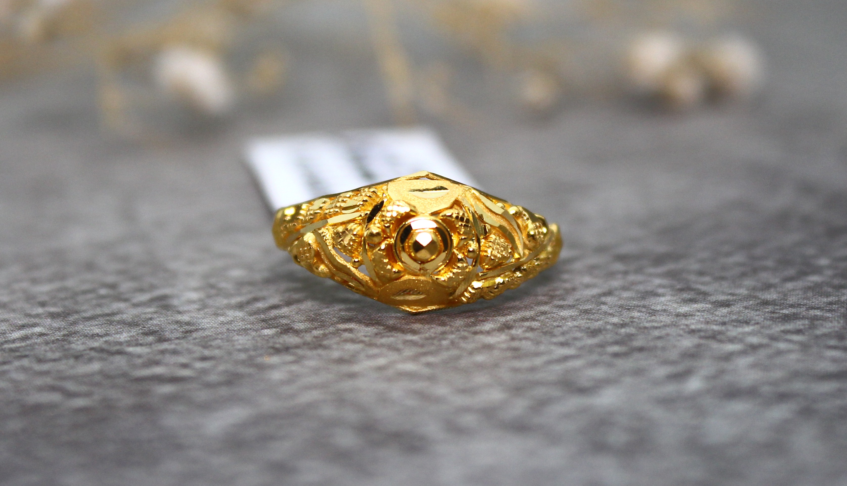 LADIES GOLD DESIGN RING