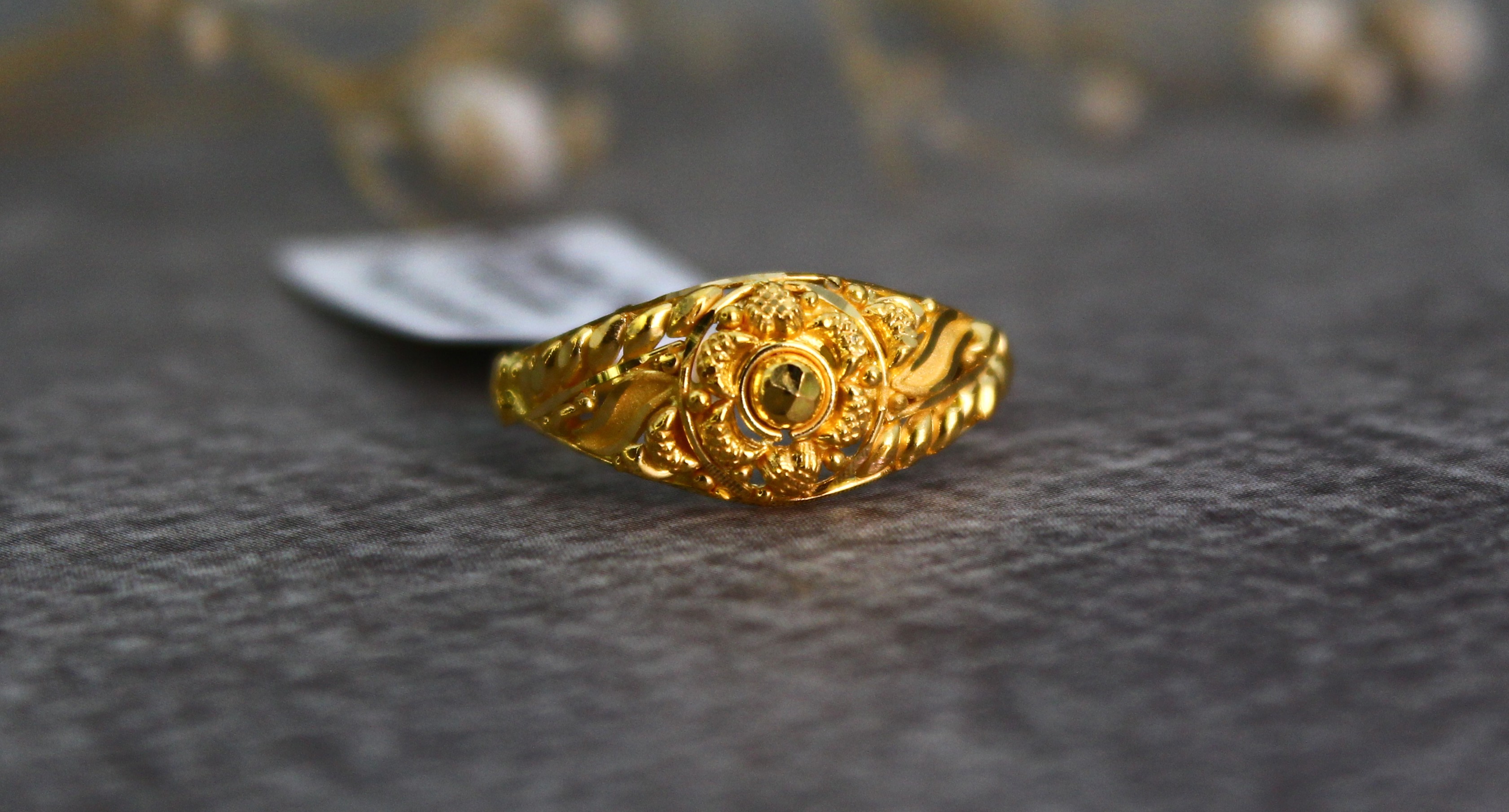 LADIES GOLD DESIGN RING