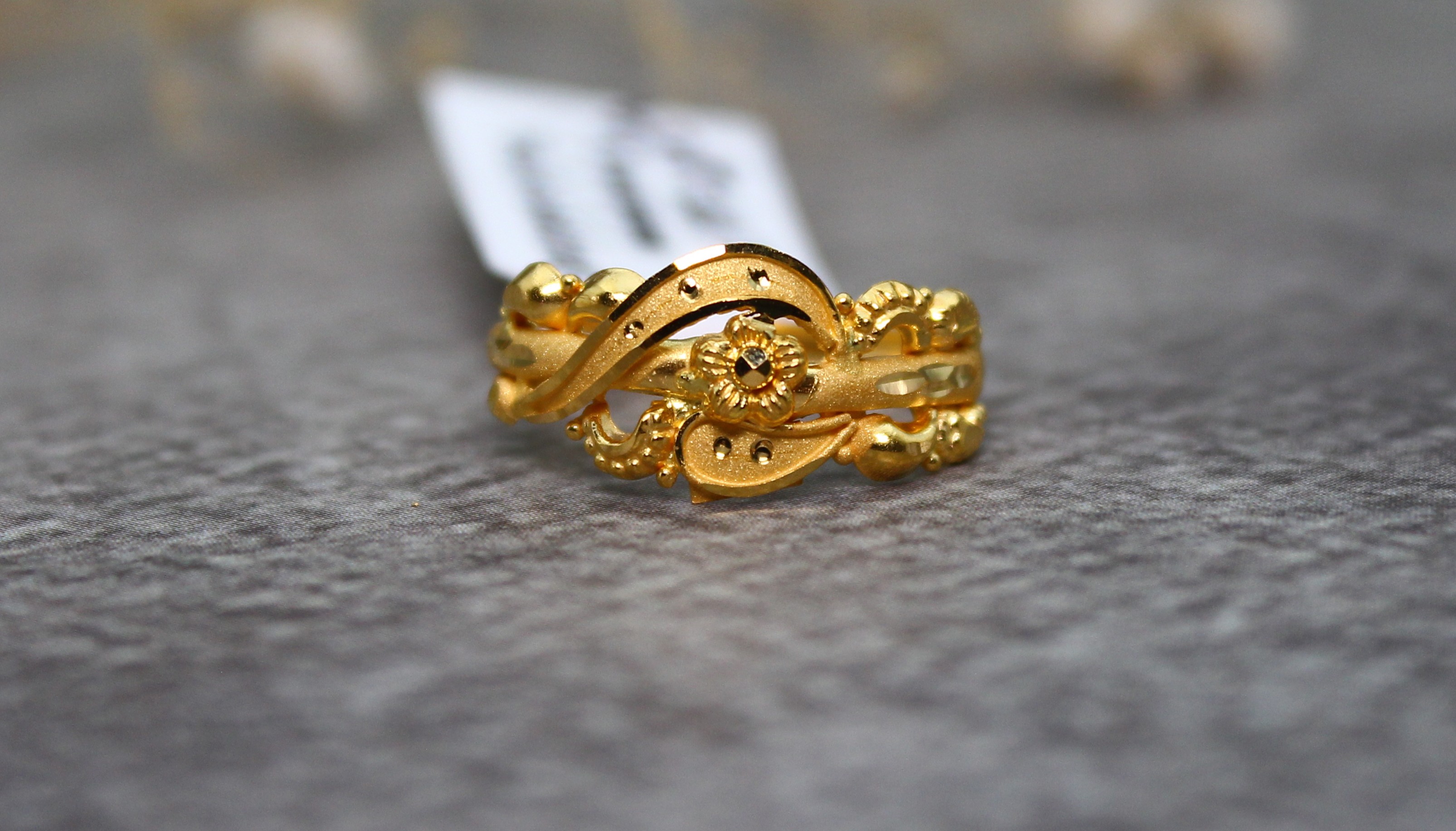 LADIES GOLD DESIGN RING
