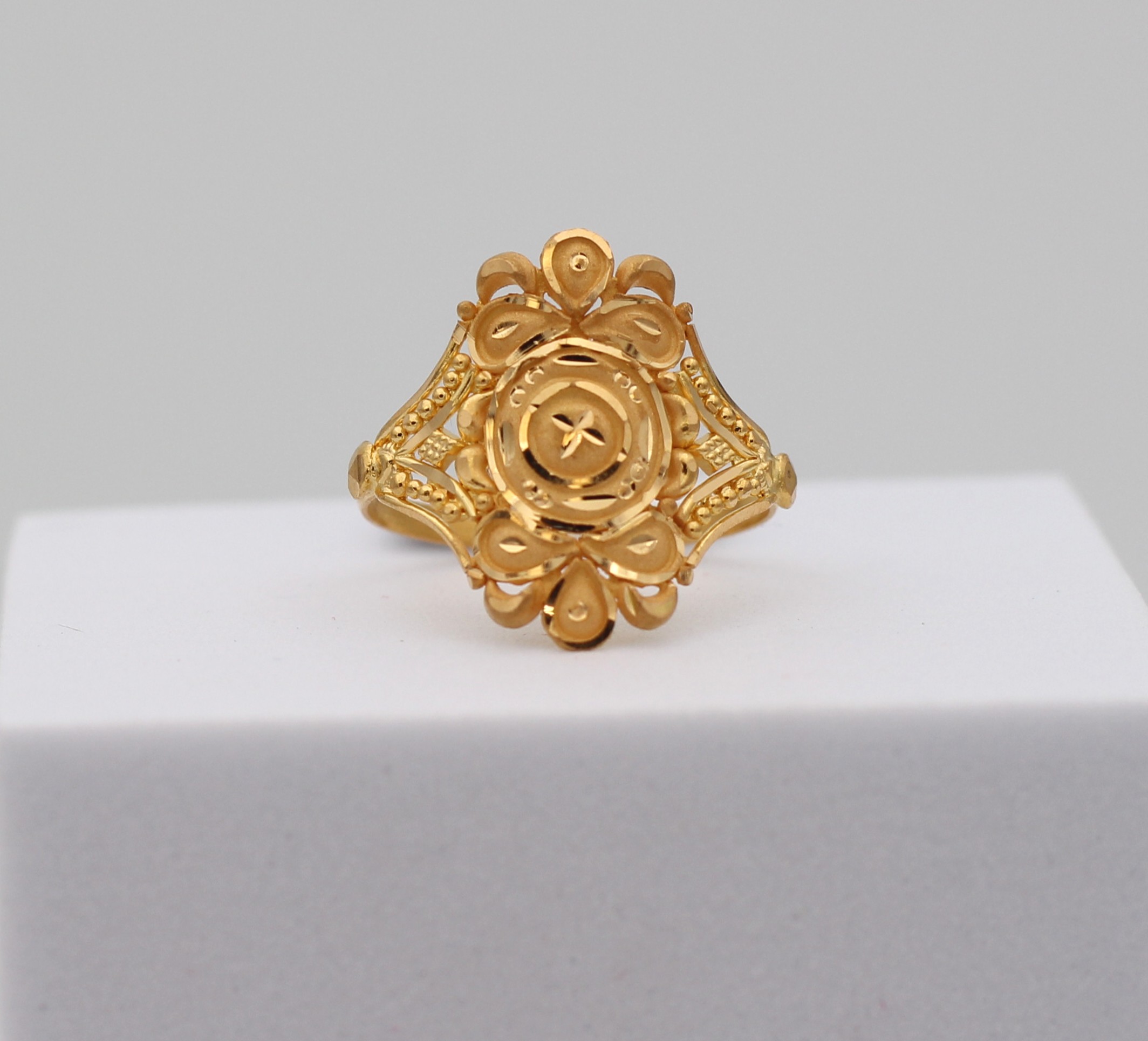 LADIES GOLD DESIGN RING