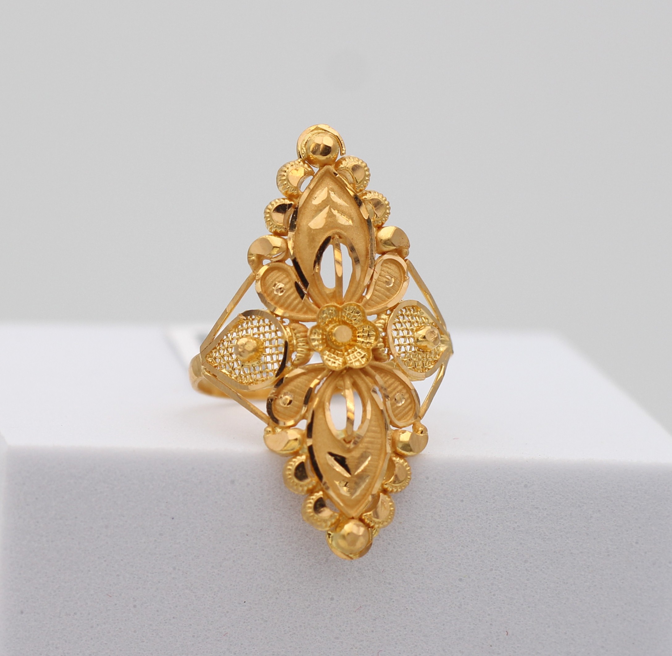 LADIES GOLD DESIGN RING