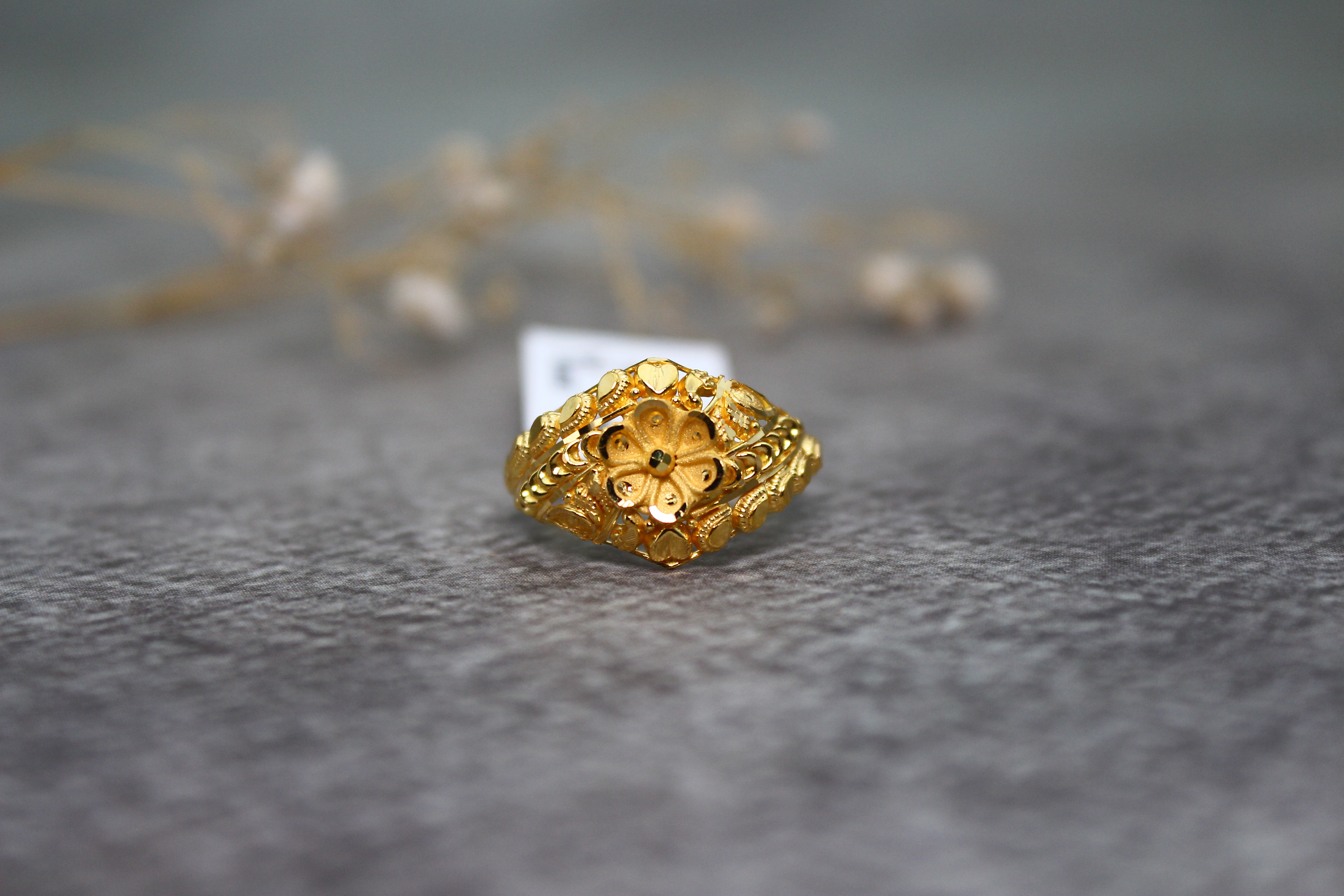 LADIES GOLD DESIGN RING