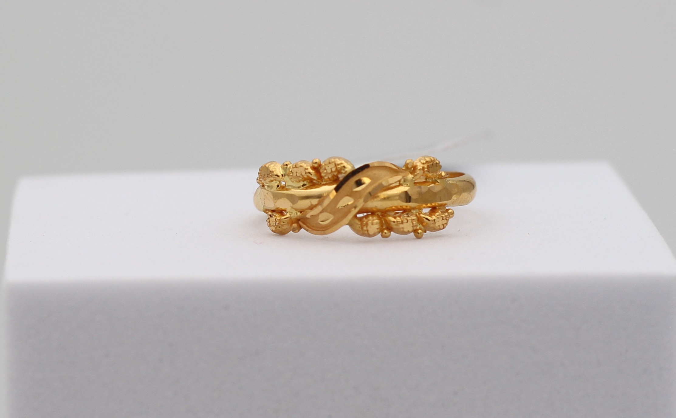 LADIES GOLD DESIGN RING