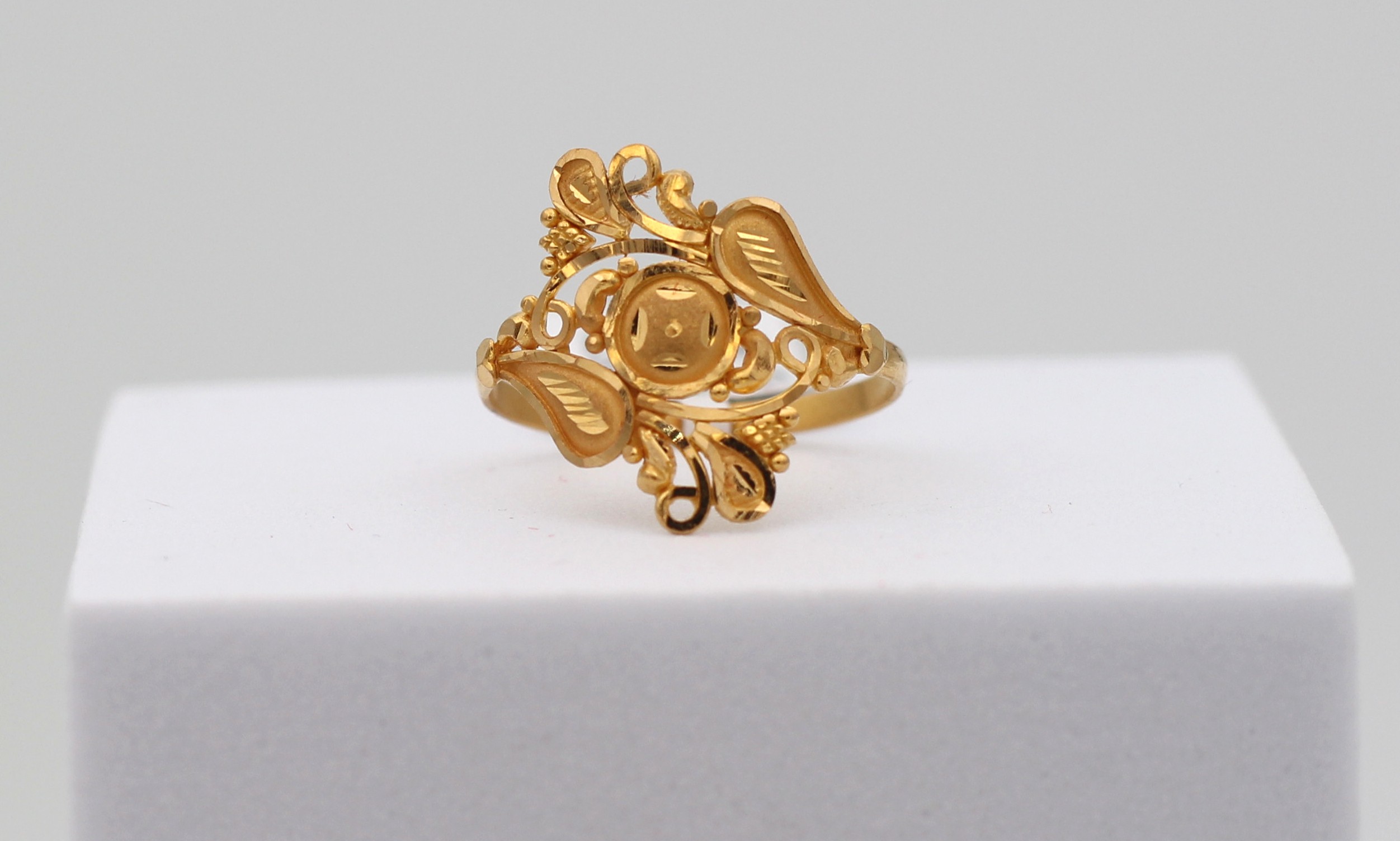 LADIES GOLD DESIGN RING