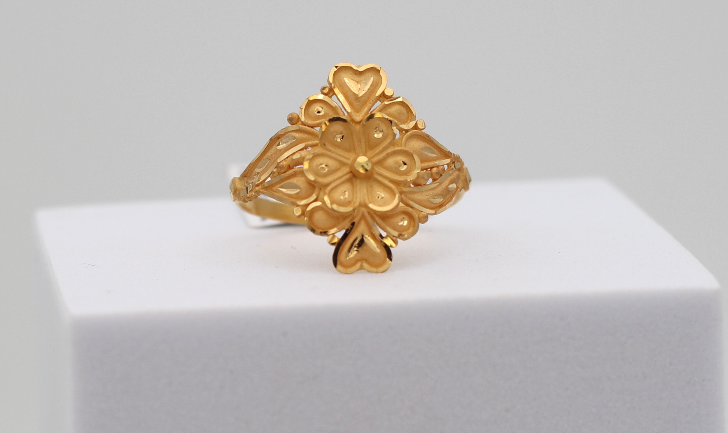LADIES GOLD DESIGN RING