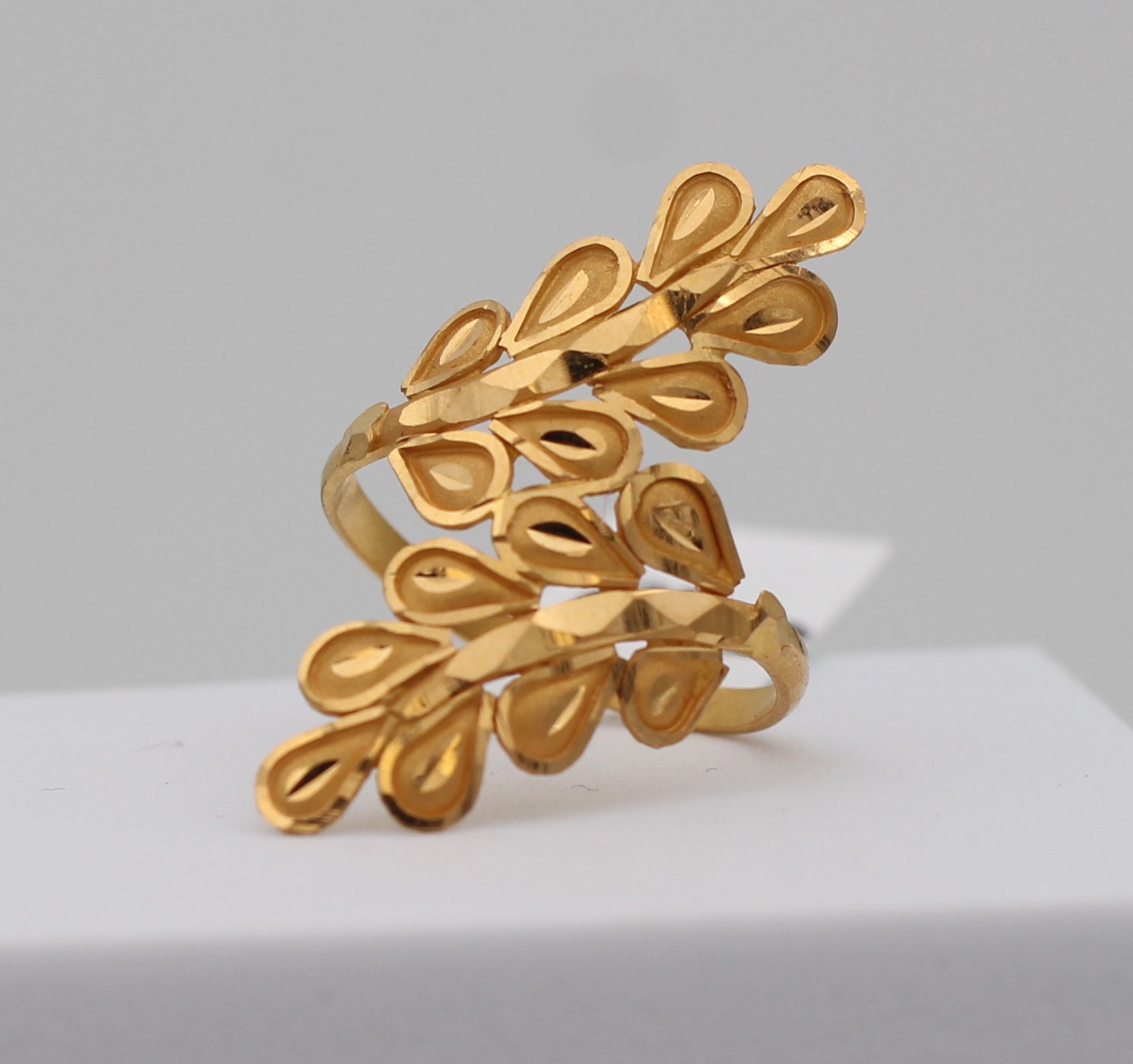 LADIES GOLD DESIGN RING