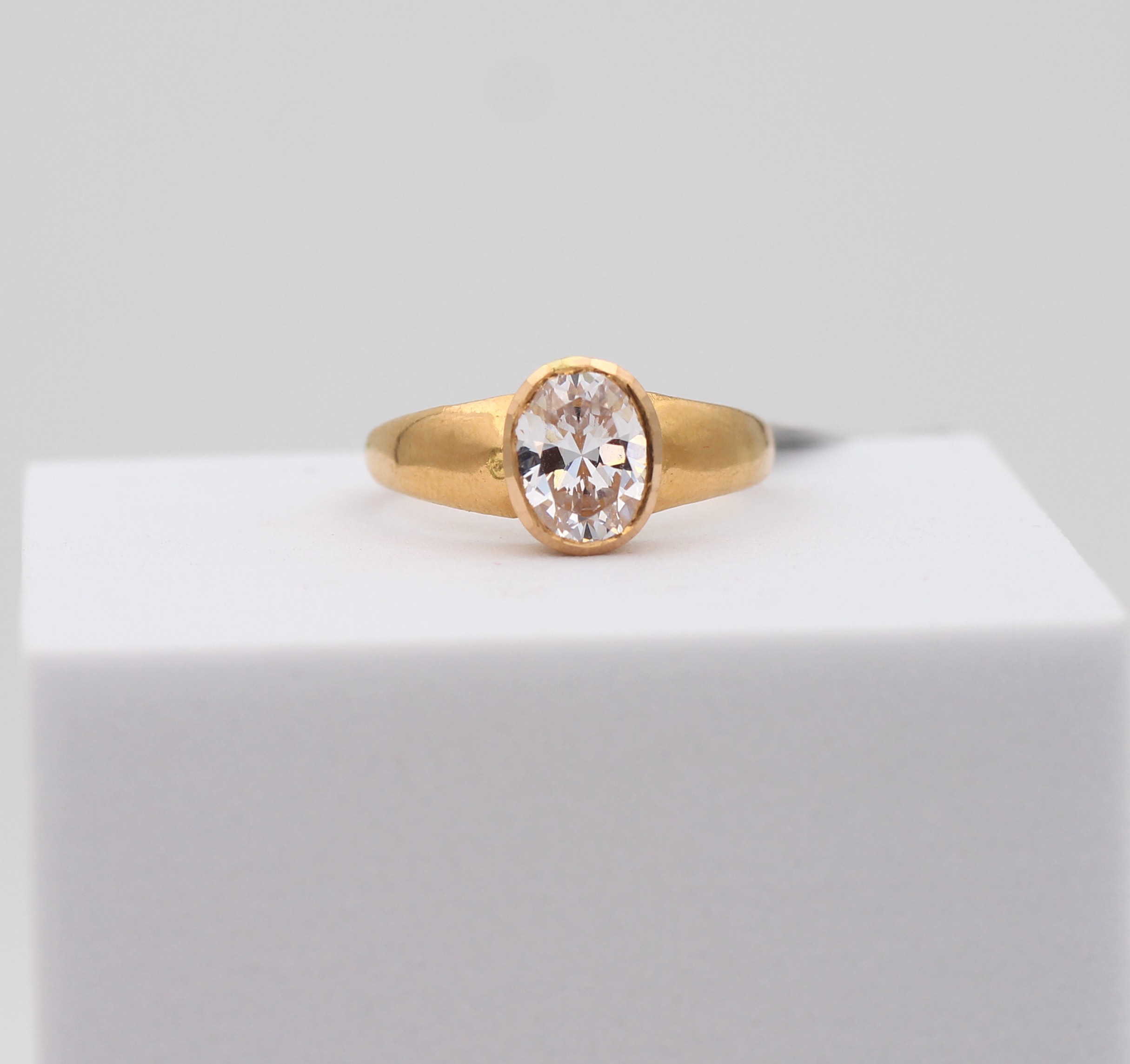 LADIES GOLD DESIGN RING