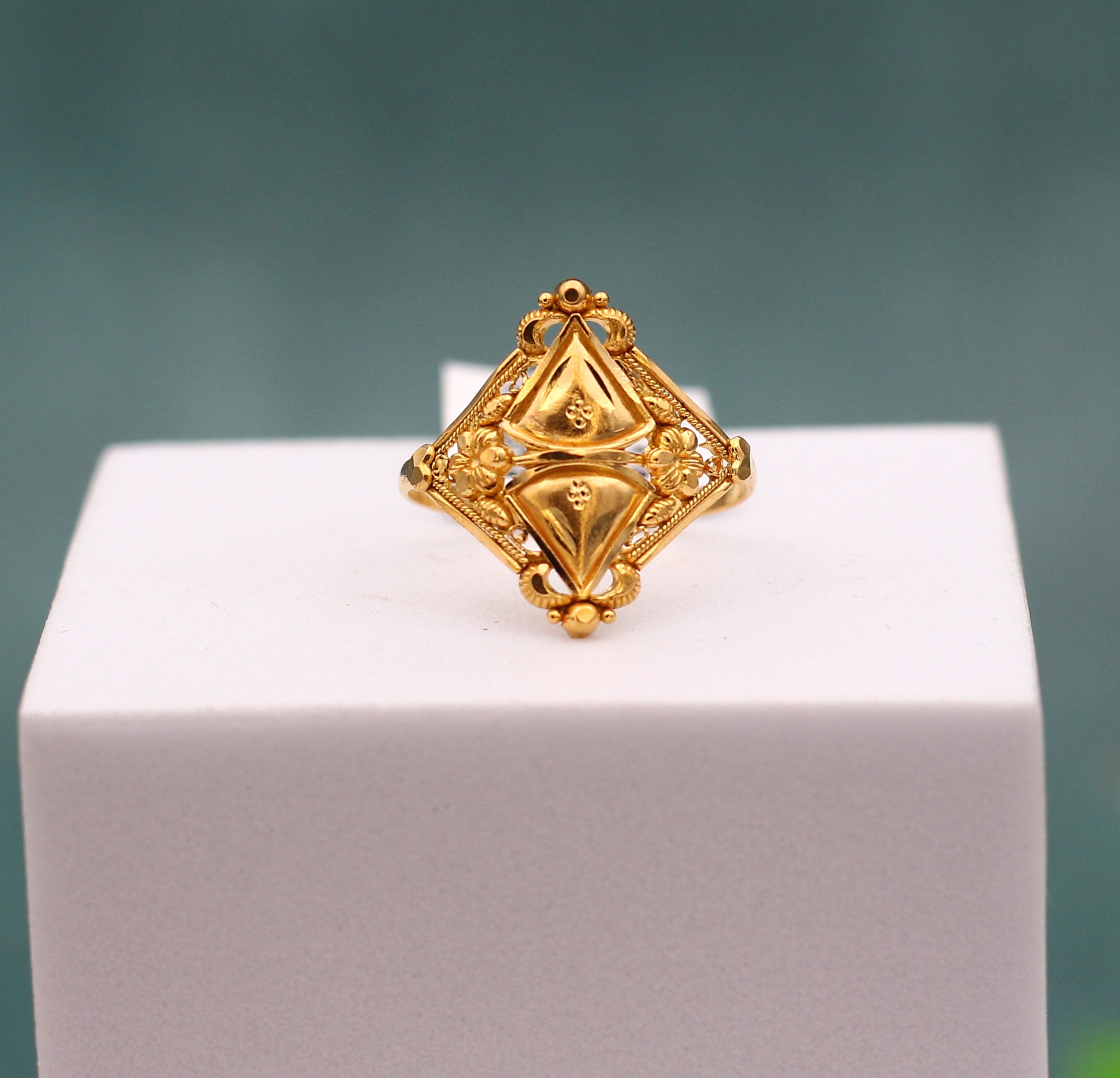 LADIES GOLD DESIGN RING