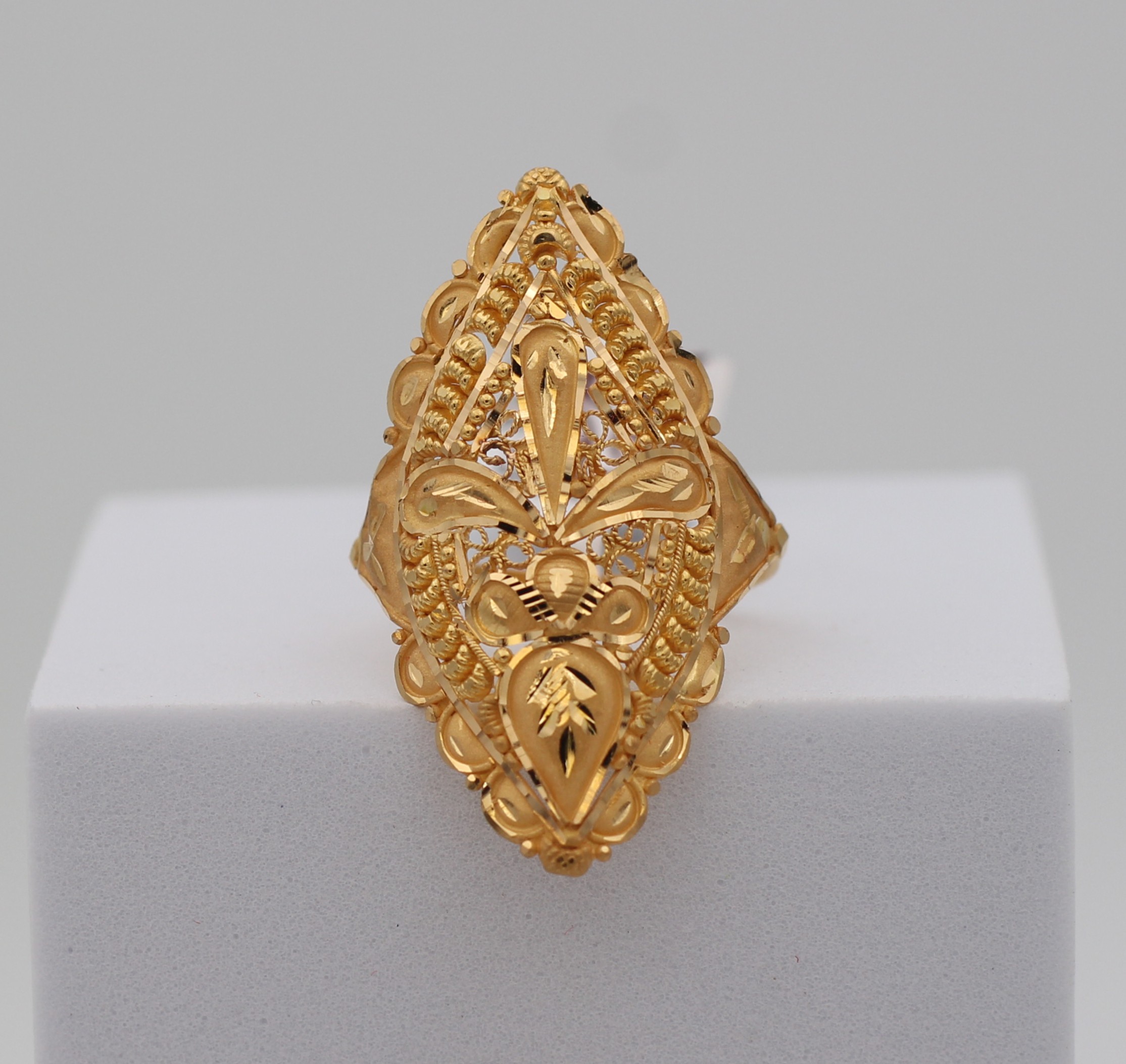 LADIES GOLD DESIGN RING
