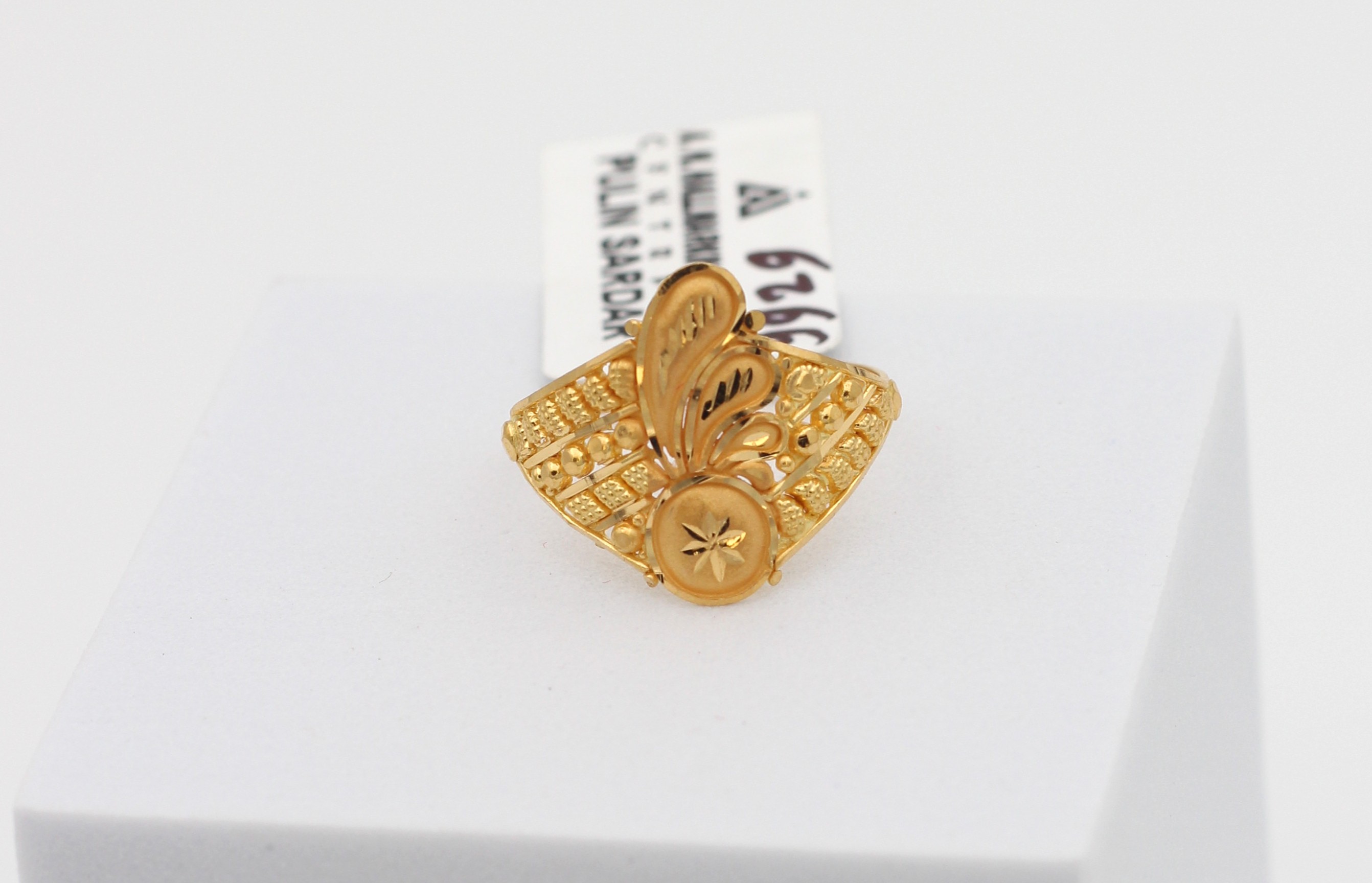 LADIES GOLD DESIGN RING