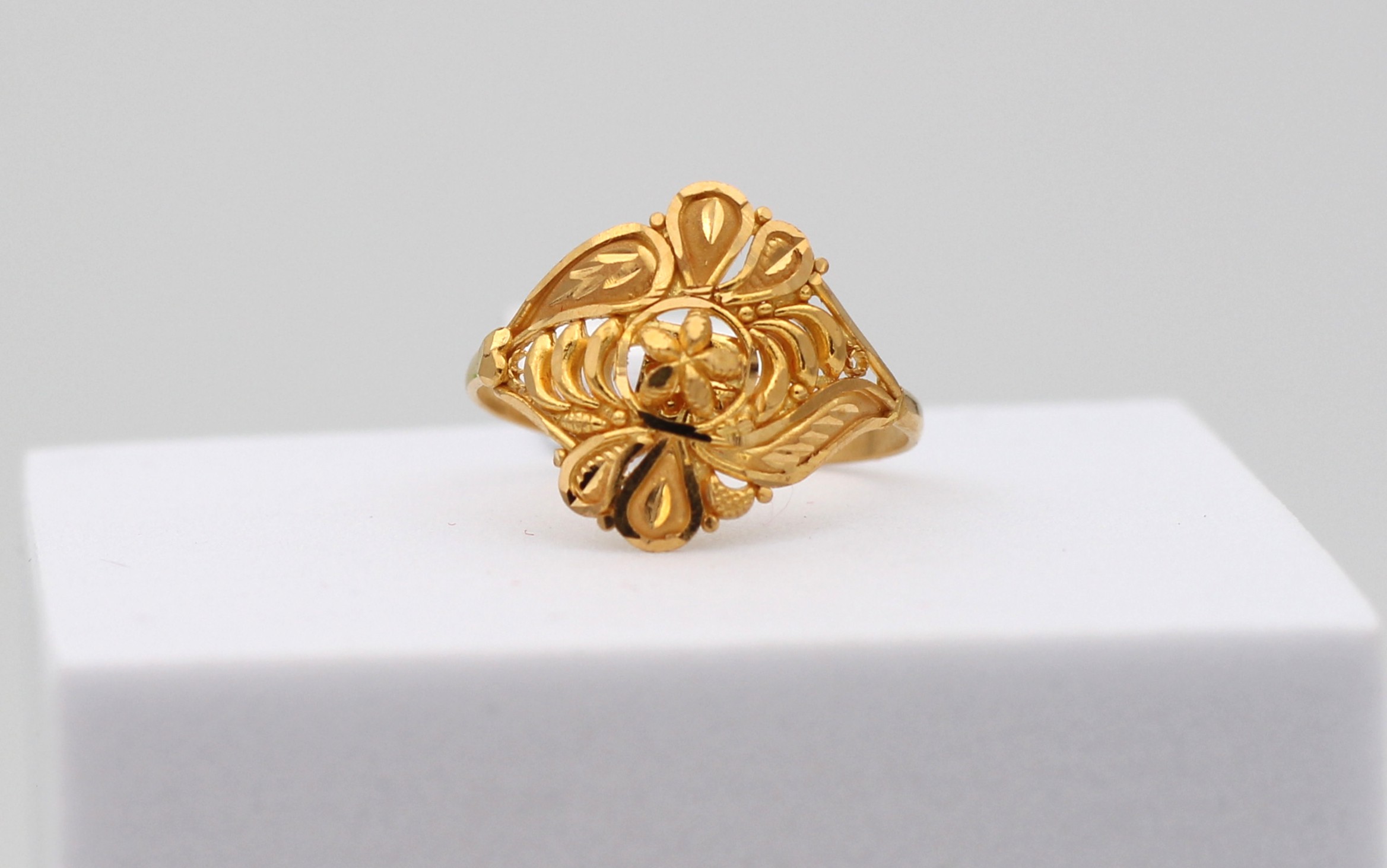 LADIES GOLD DESIGN RING