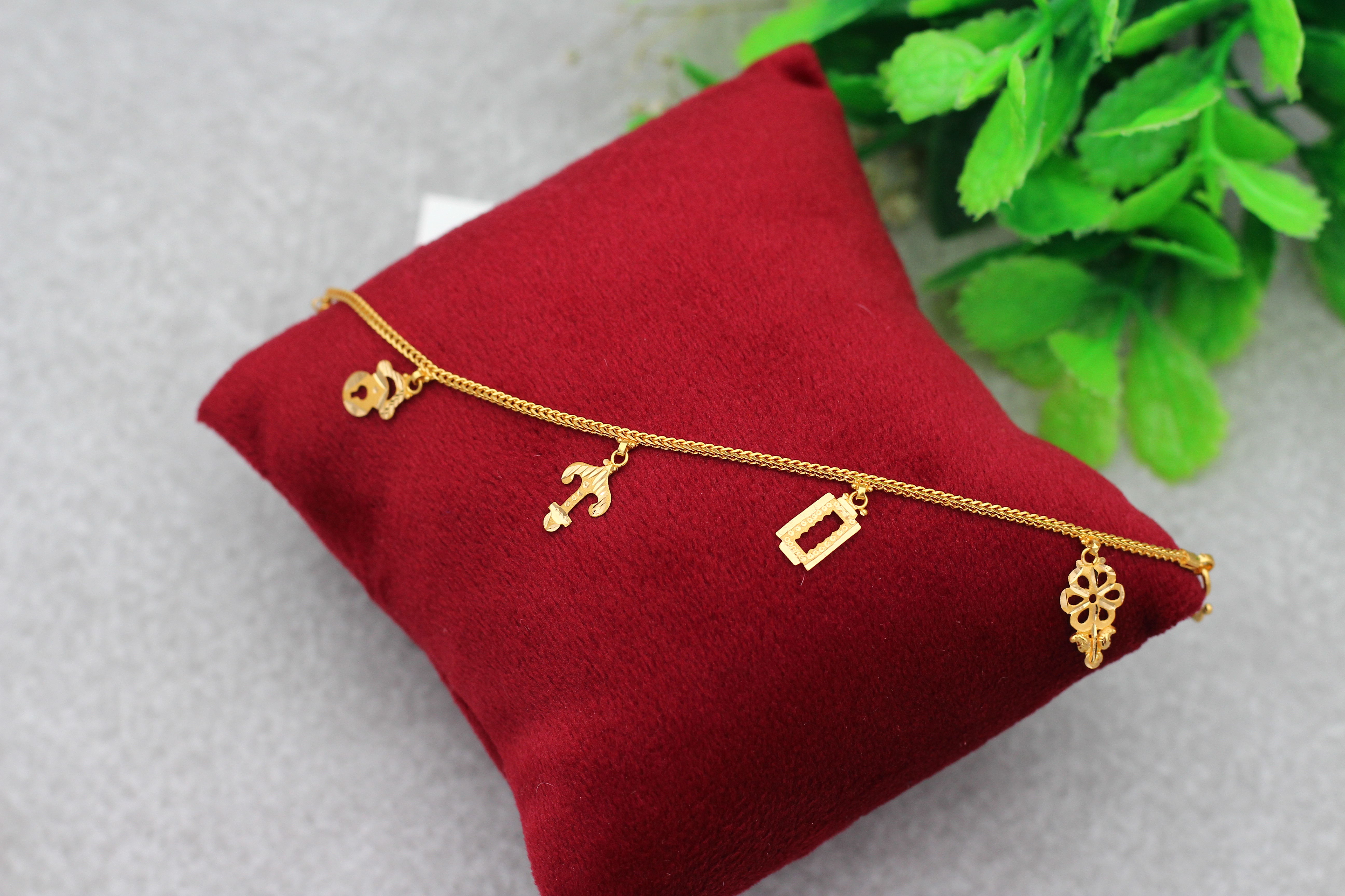 BRACELET