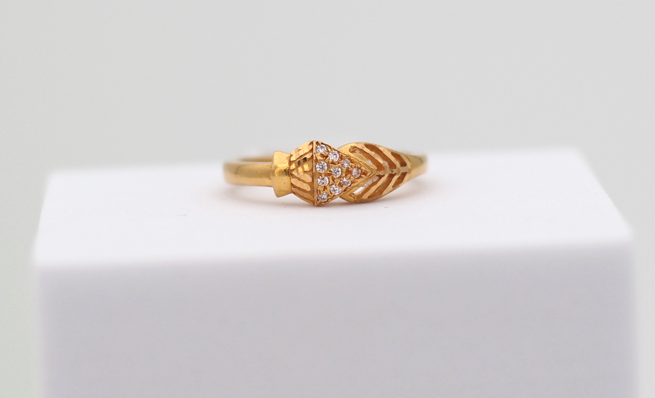 LADIES GOLD DESIGN RING