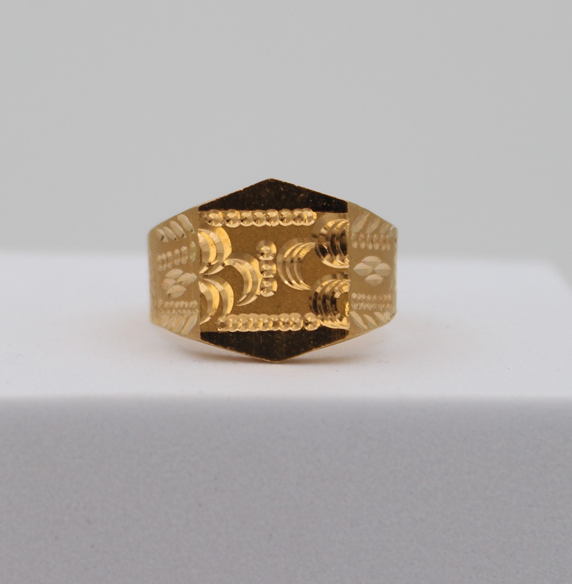 GENTS DESIGN GOLD RING 