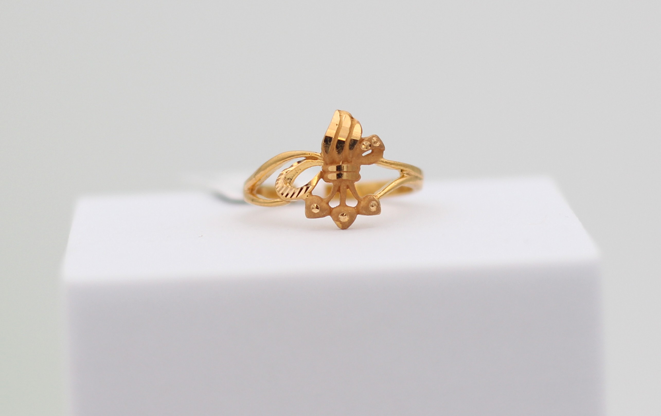 LADIES GOLD DESIGN RING