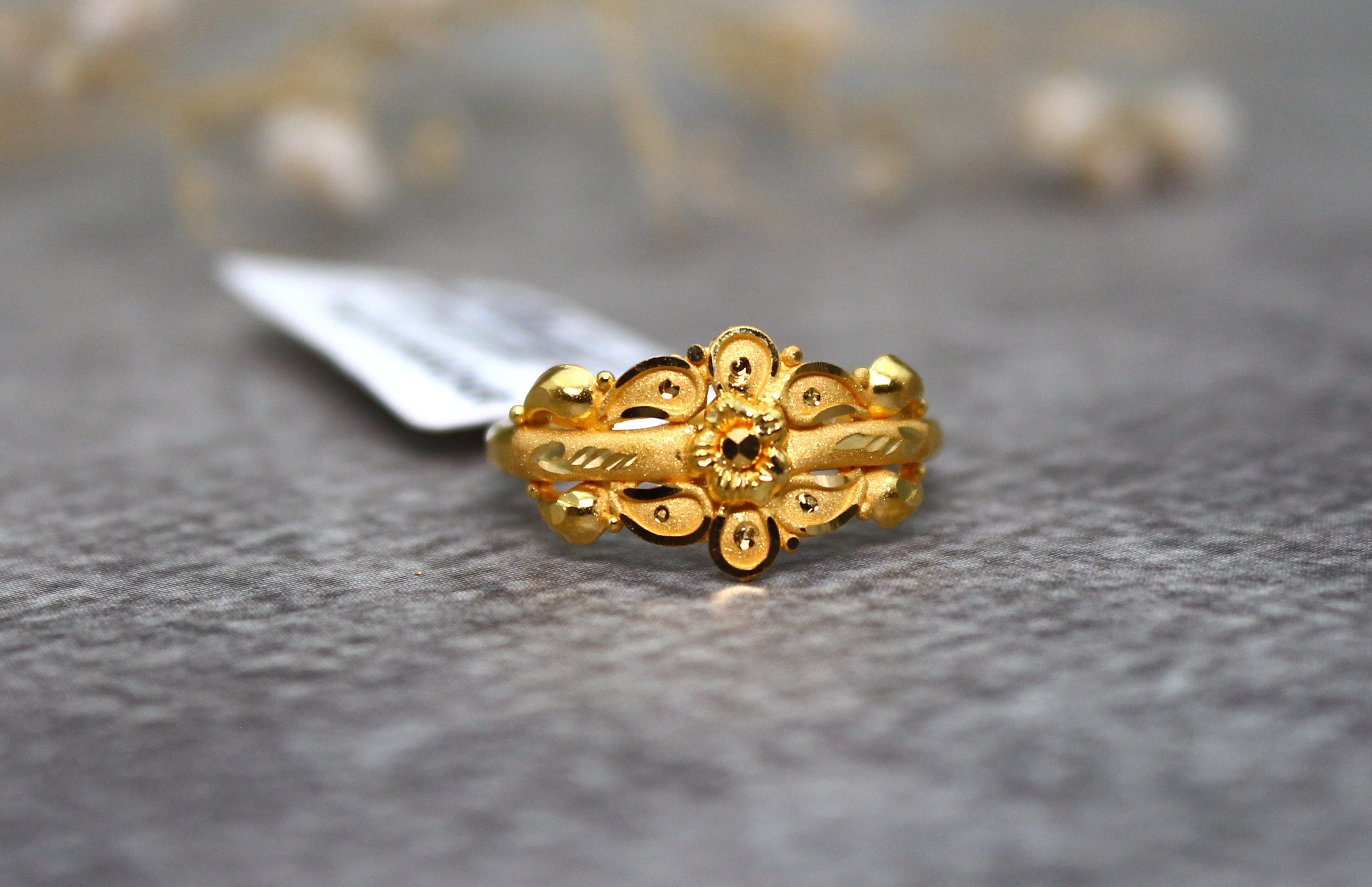 LADIES GOLD DESIGN RING