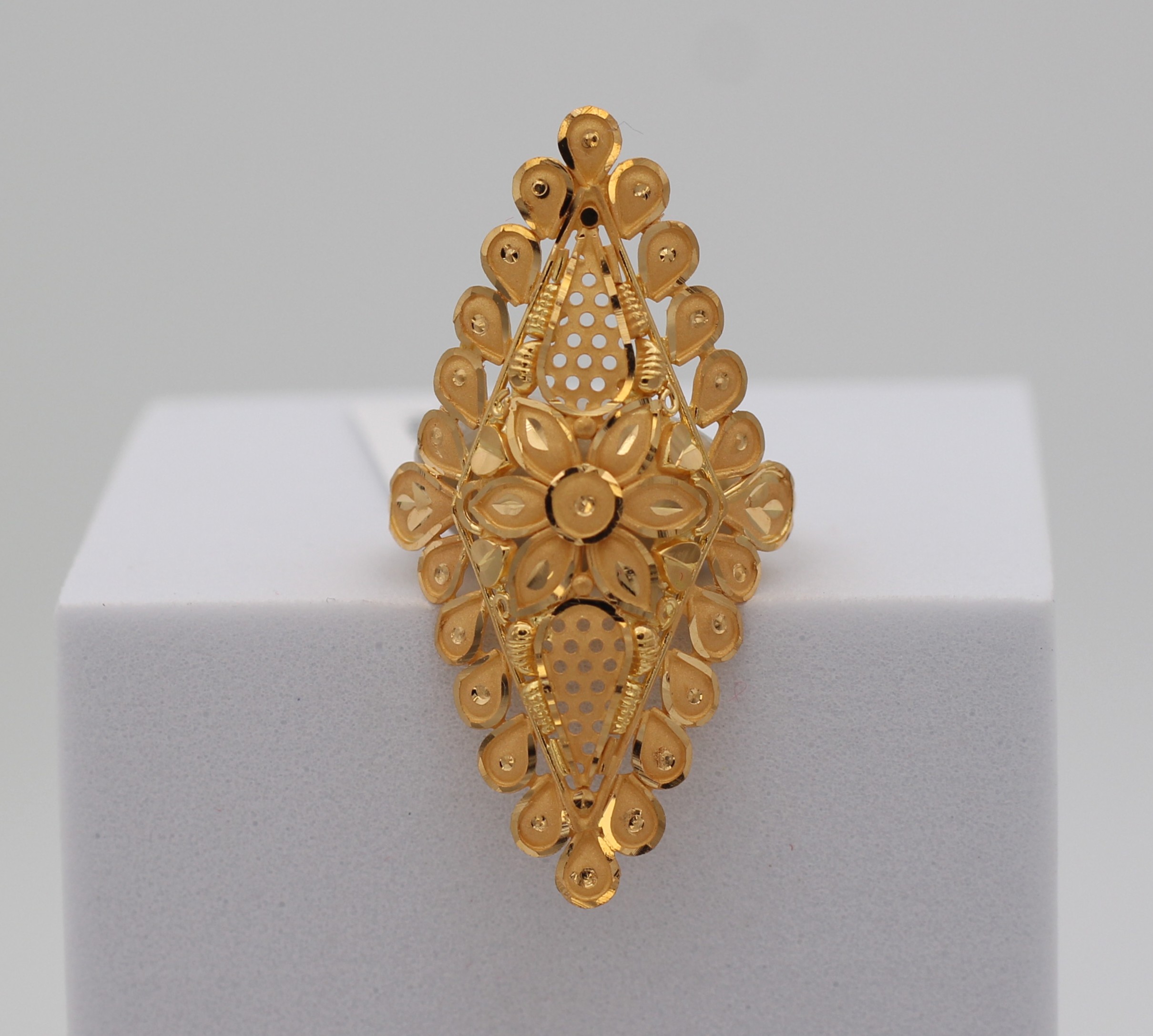 LADIES GOLD DESIGN RING
