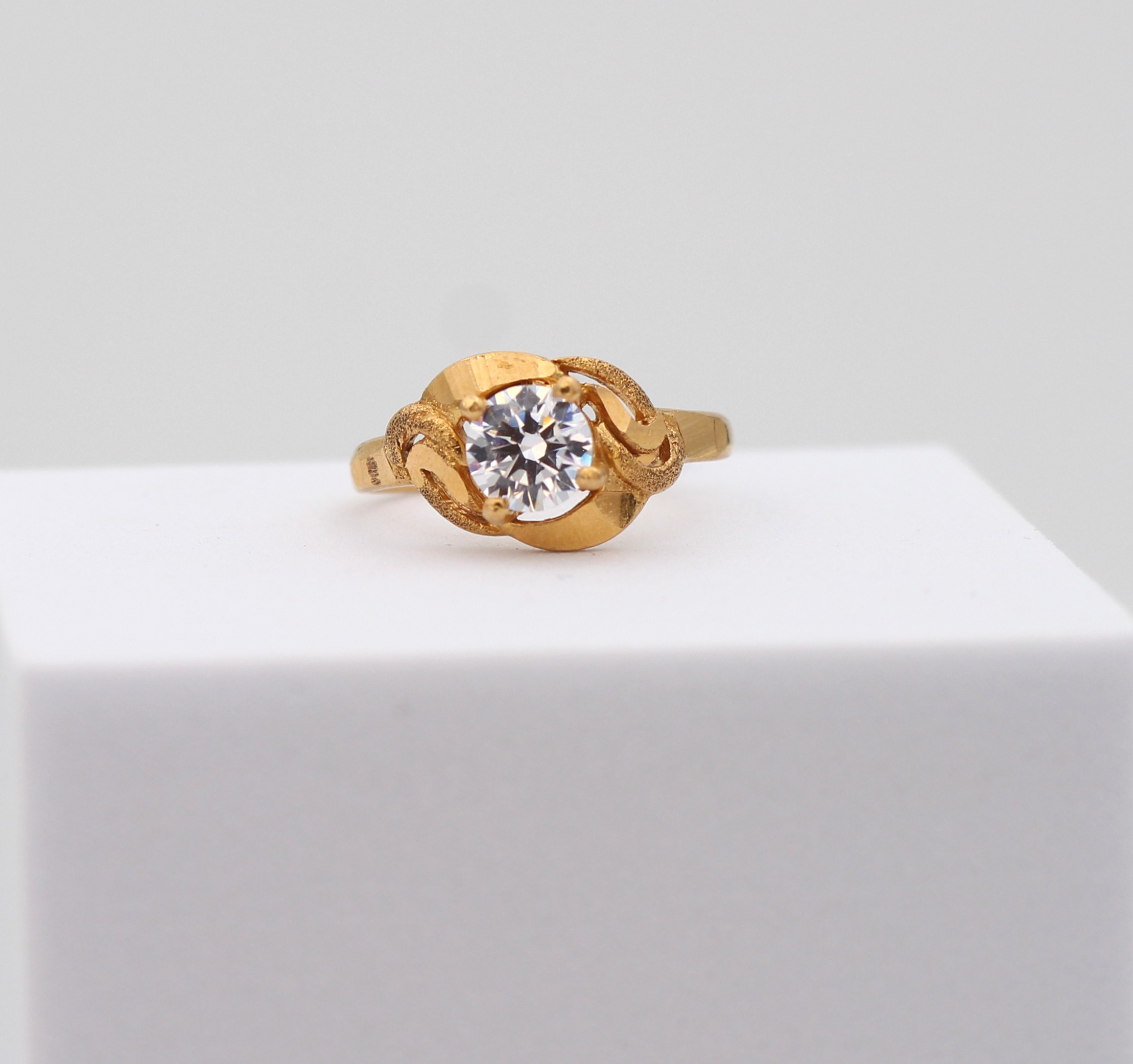 LADIES GOLD DESIGN RING