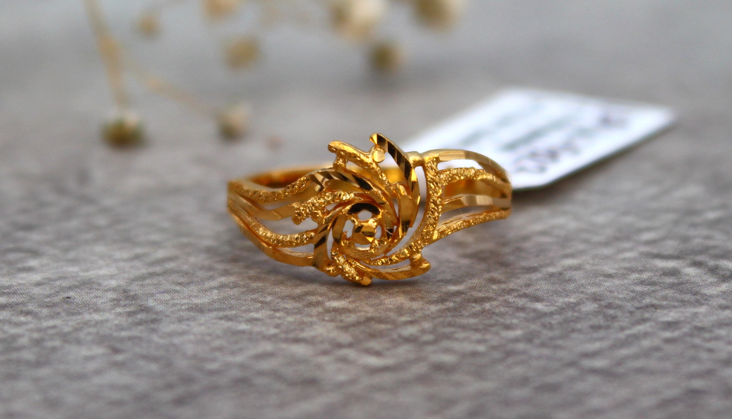 LADIES GOLD DESIGN RING
