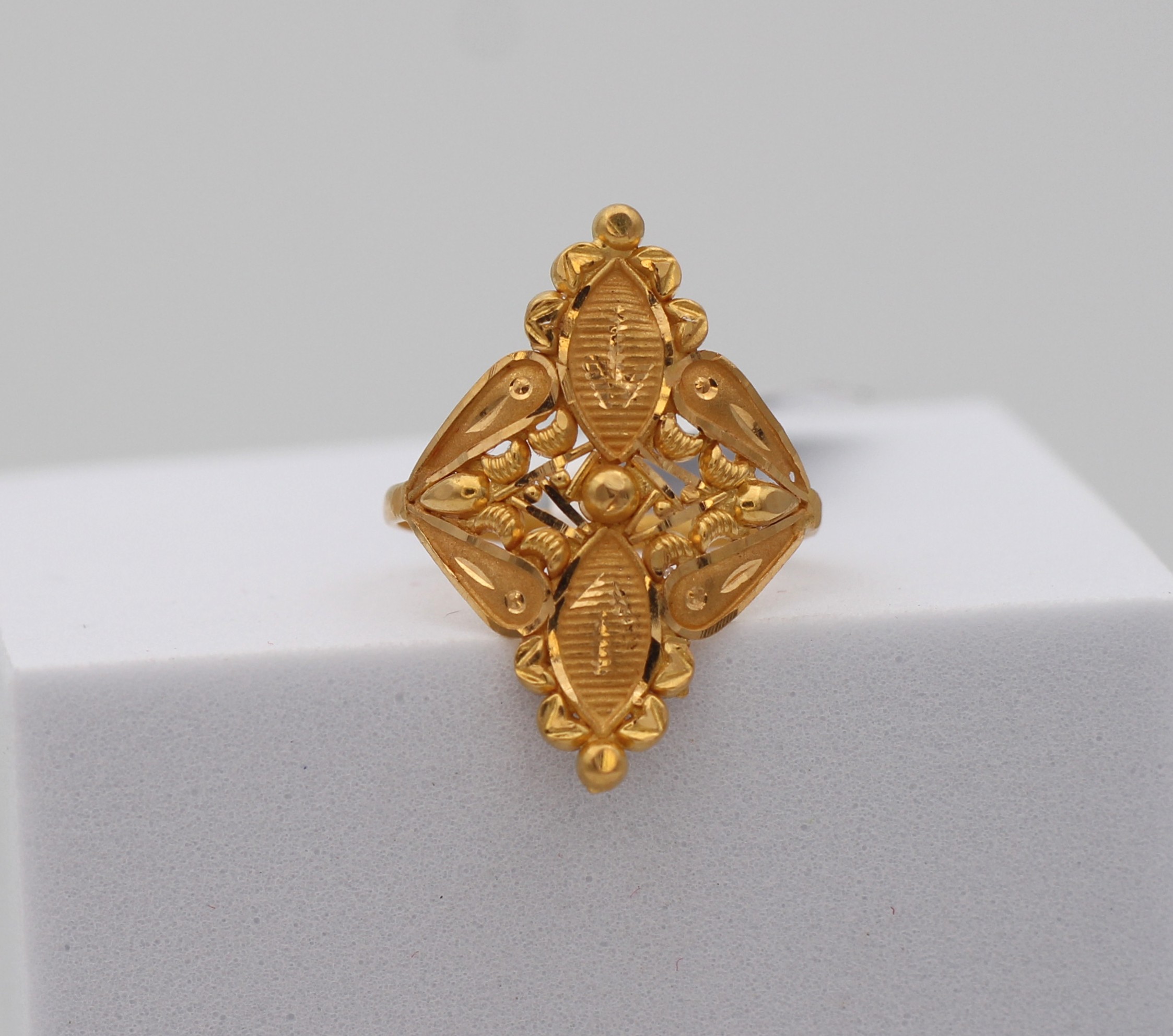 LADIES GOLD DESIGN RING