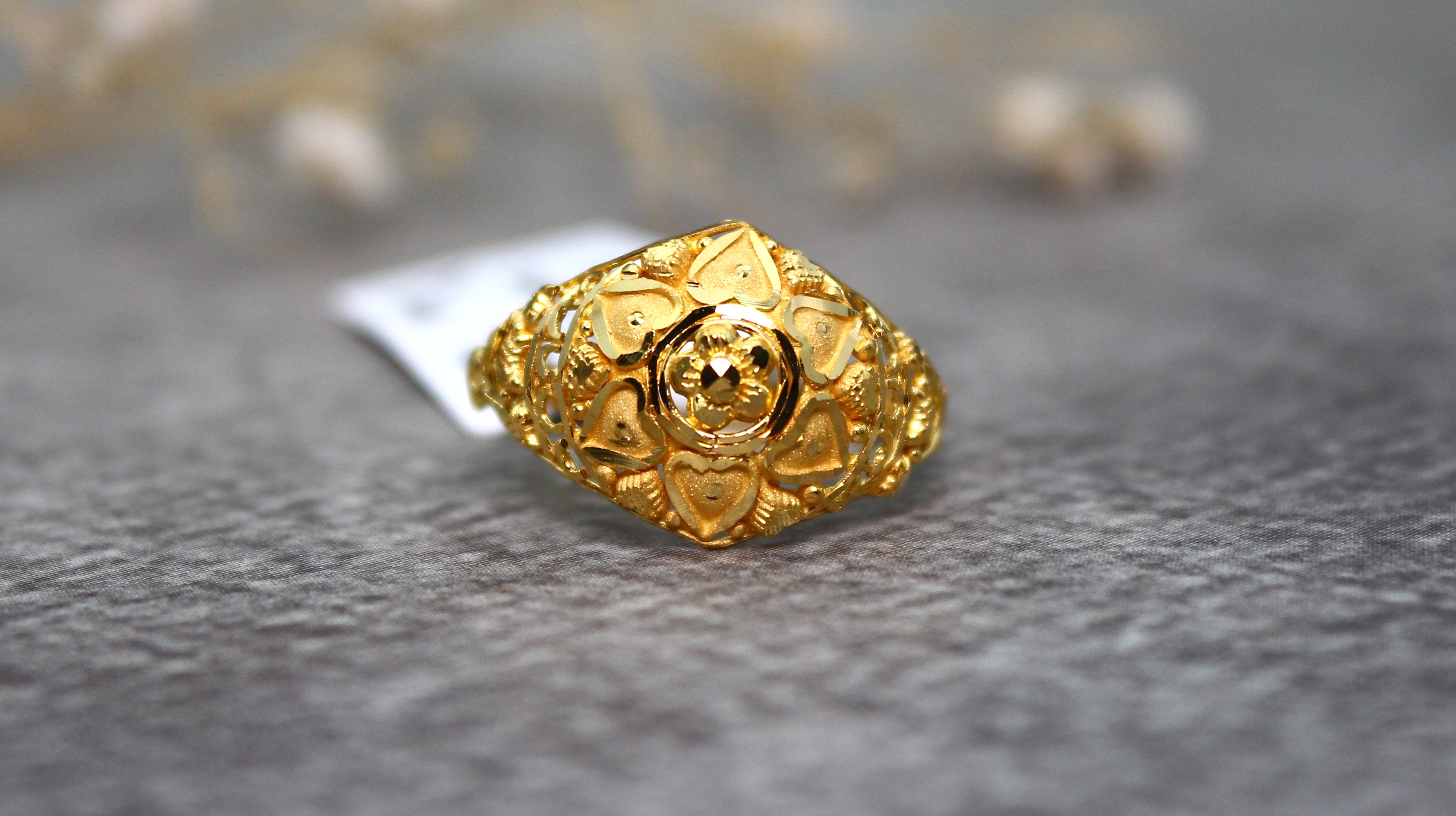 LADIES GOLD DESIGN RING