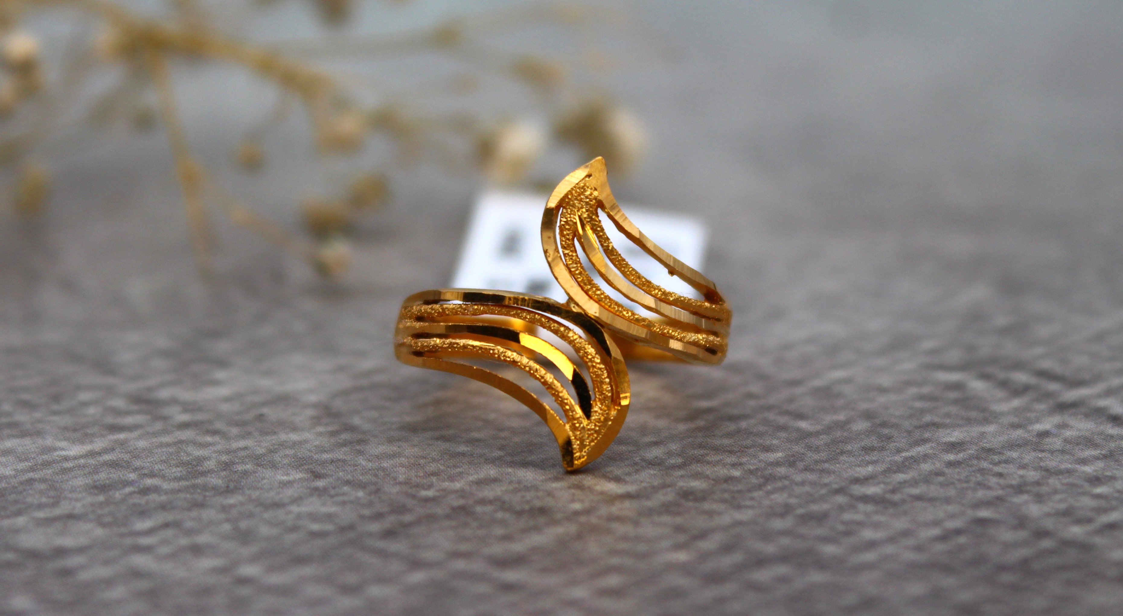 LADIES GOLD DESIGN RING