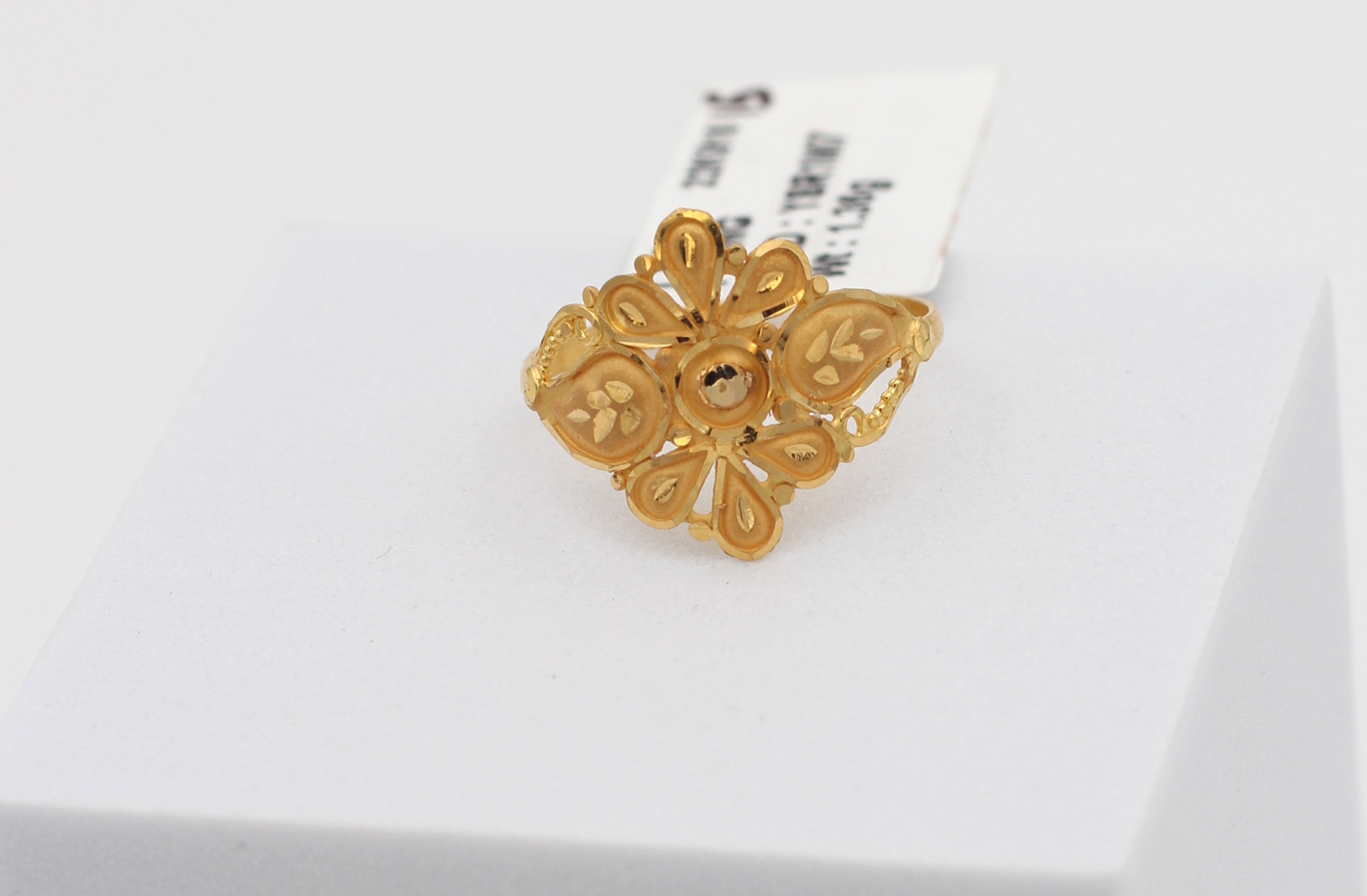 LADIES GOLD DESIGN RING