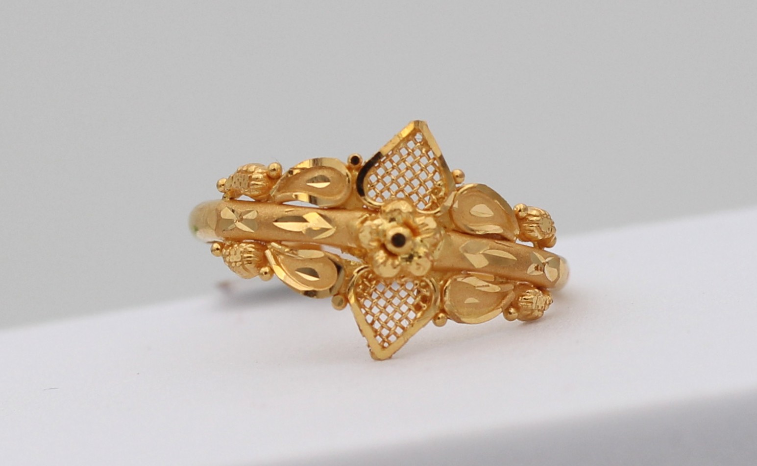 LADIES GOLD DESIGN RING