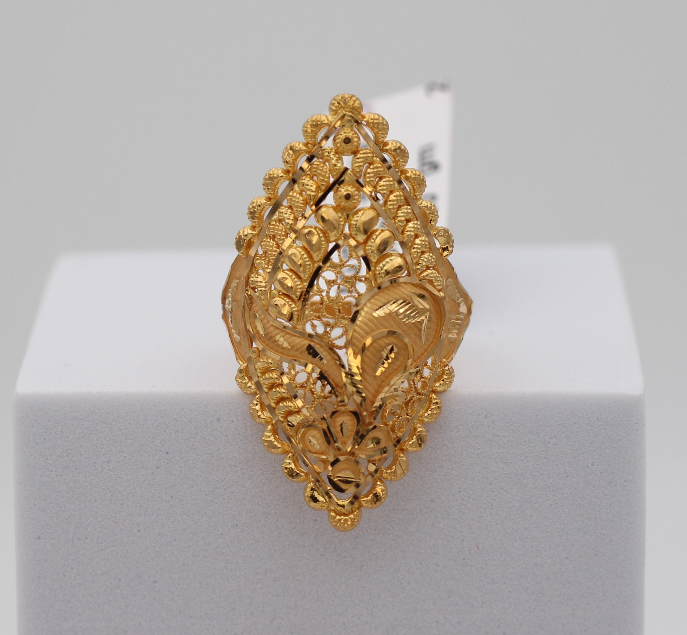 LADIES GOLD DESIGN RING