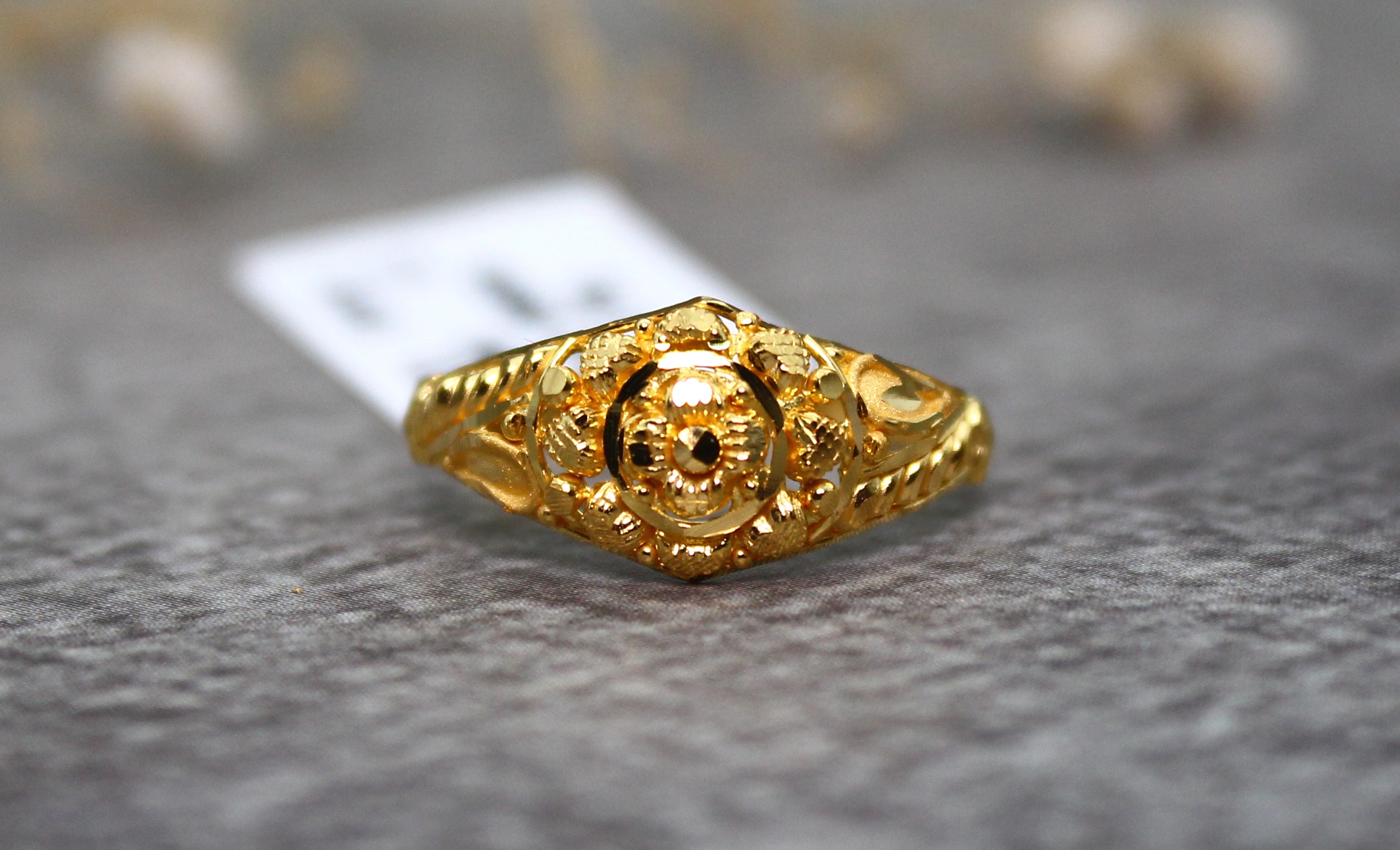 LADIES GOLD DESIGN RING