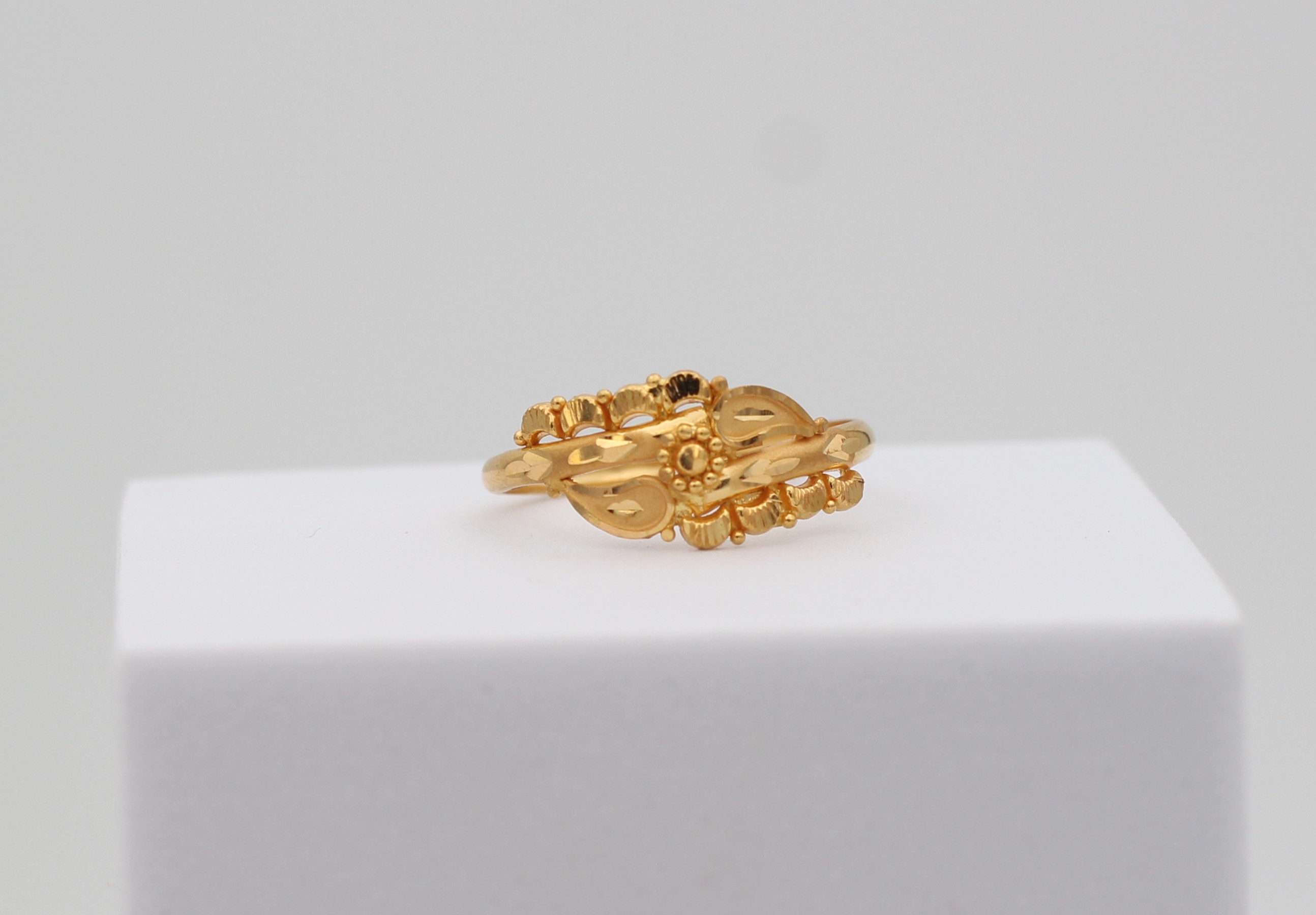 LADIES GOLD DESIGN RING
