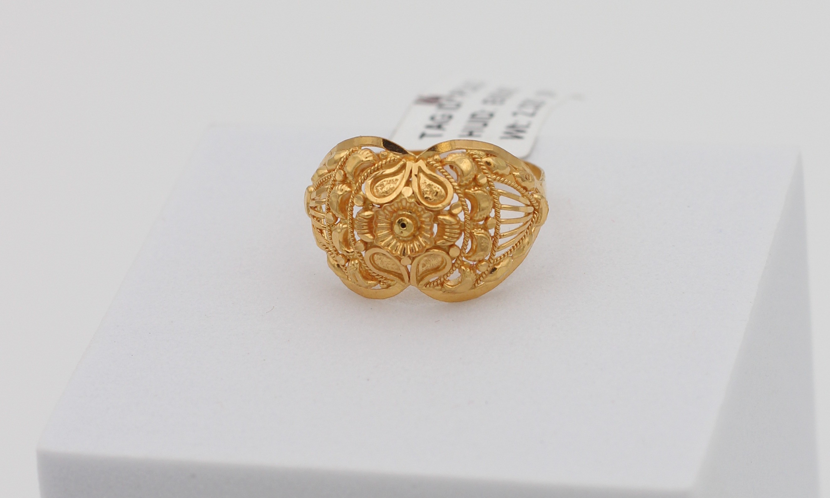LADIES GOLD DESIGN RING