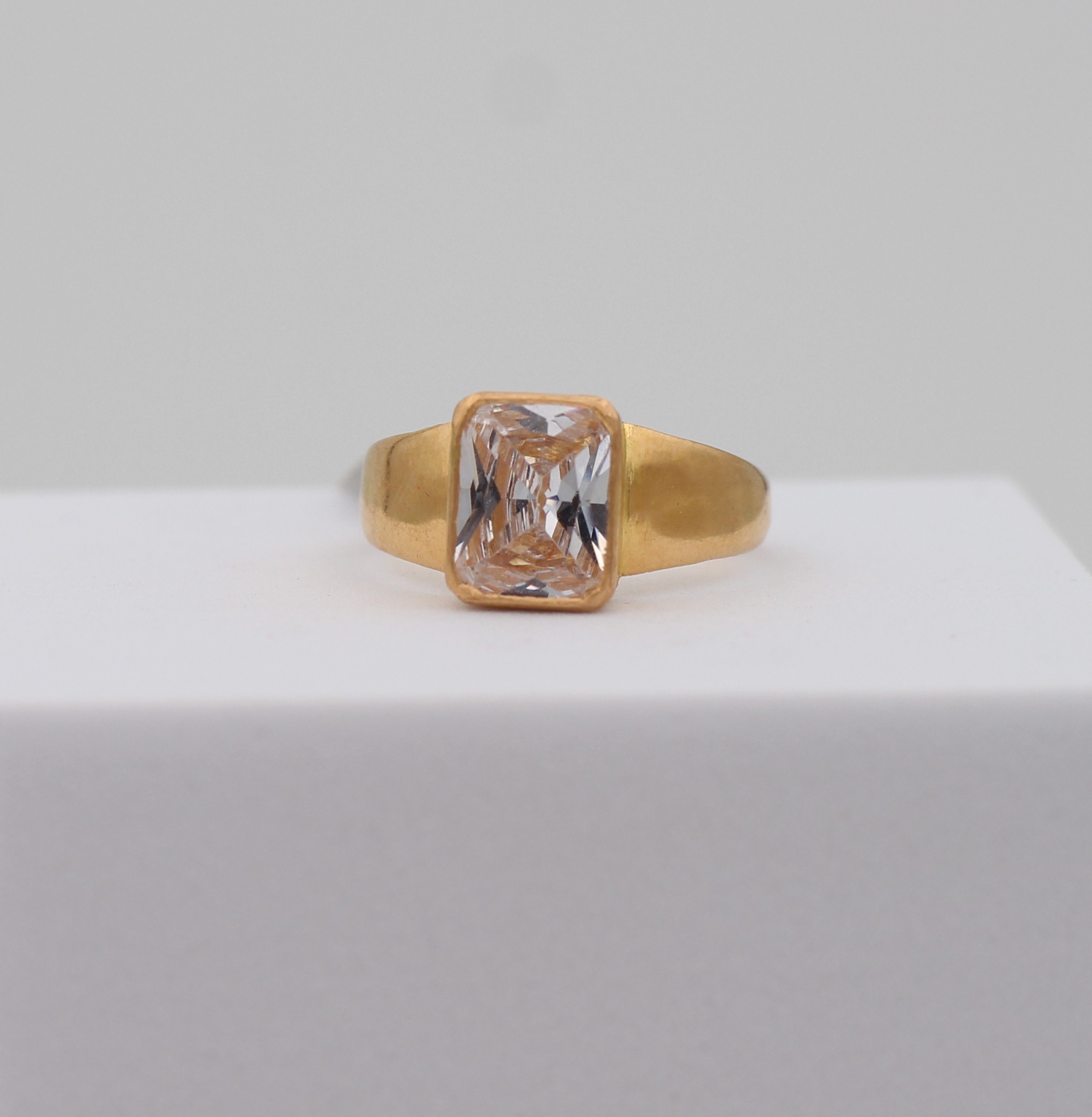 LADIES GOLD DESIGN RING