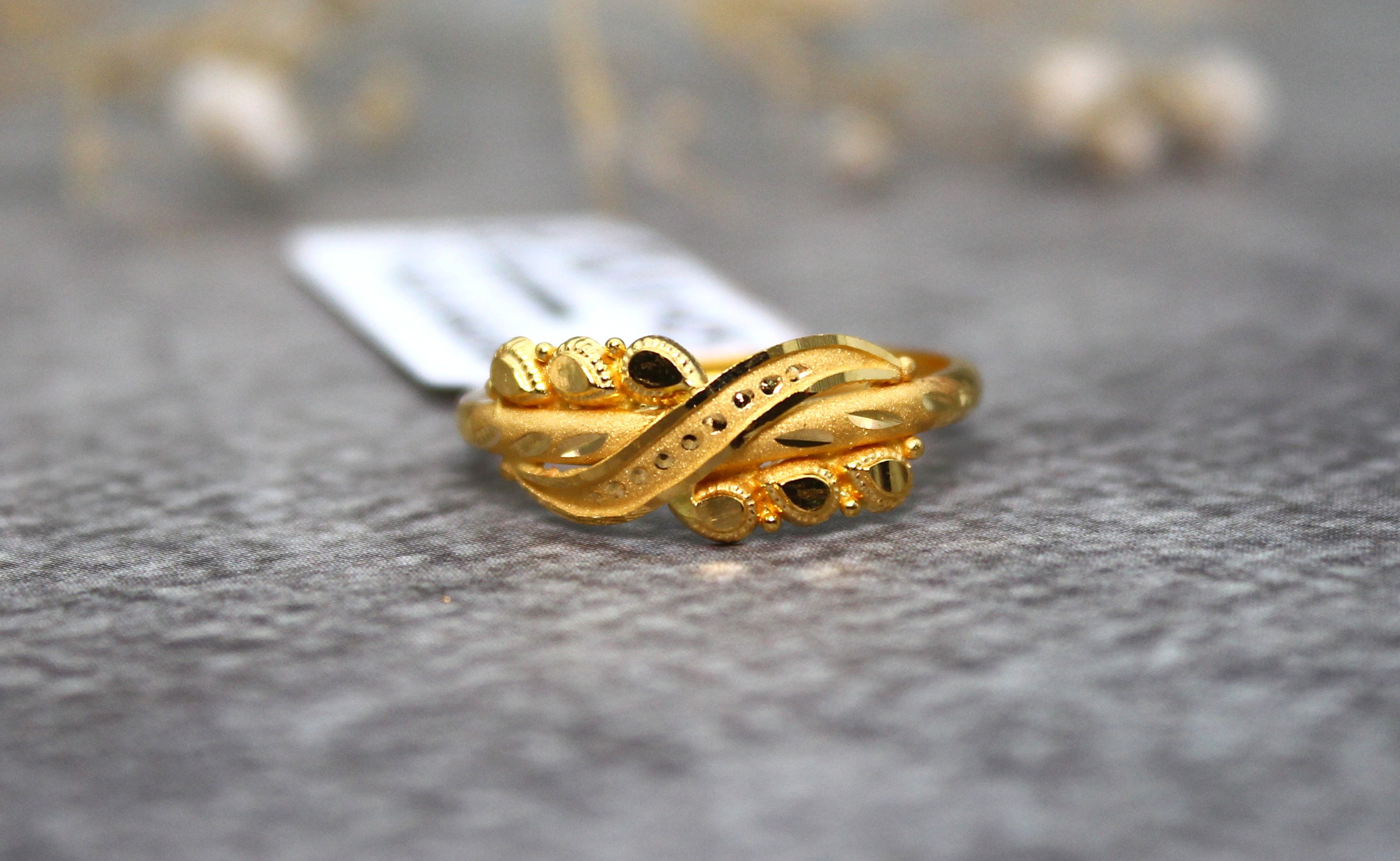 LADIES GOLD DESIGN RING