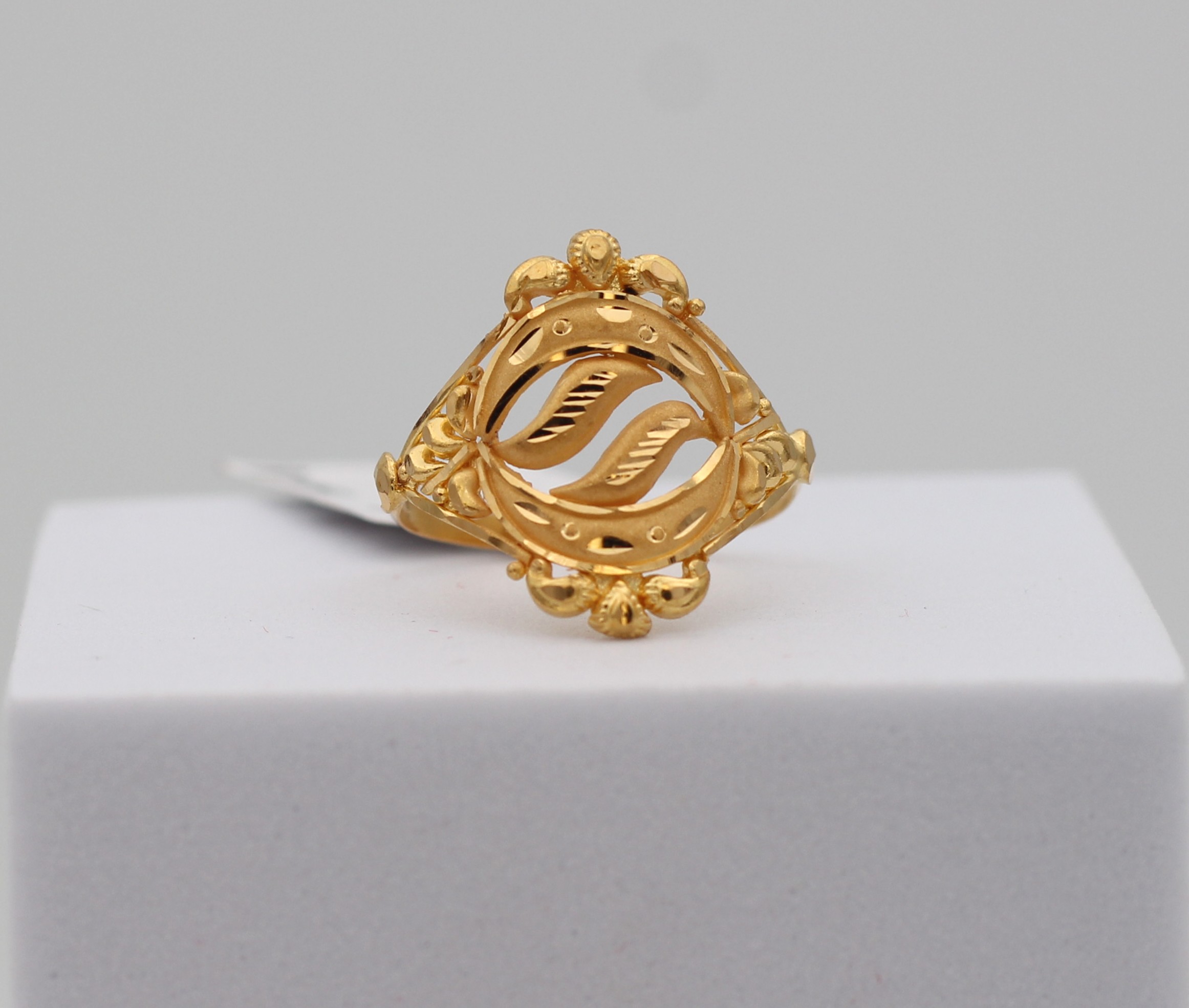 LADIES GOLD DESIGN RING
