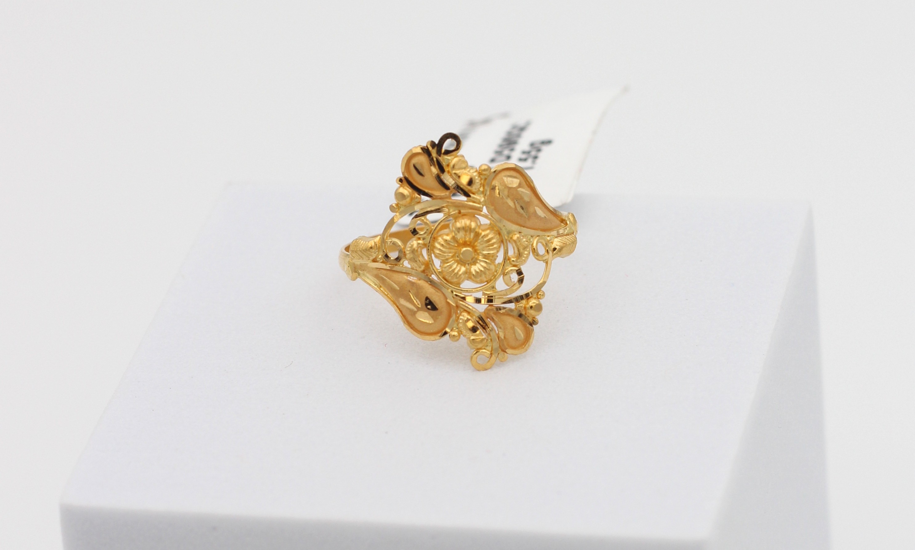 LADIES GOLD DESIGN RING