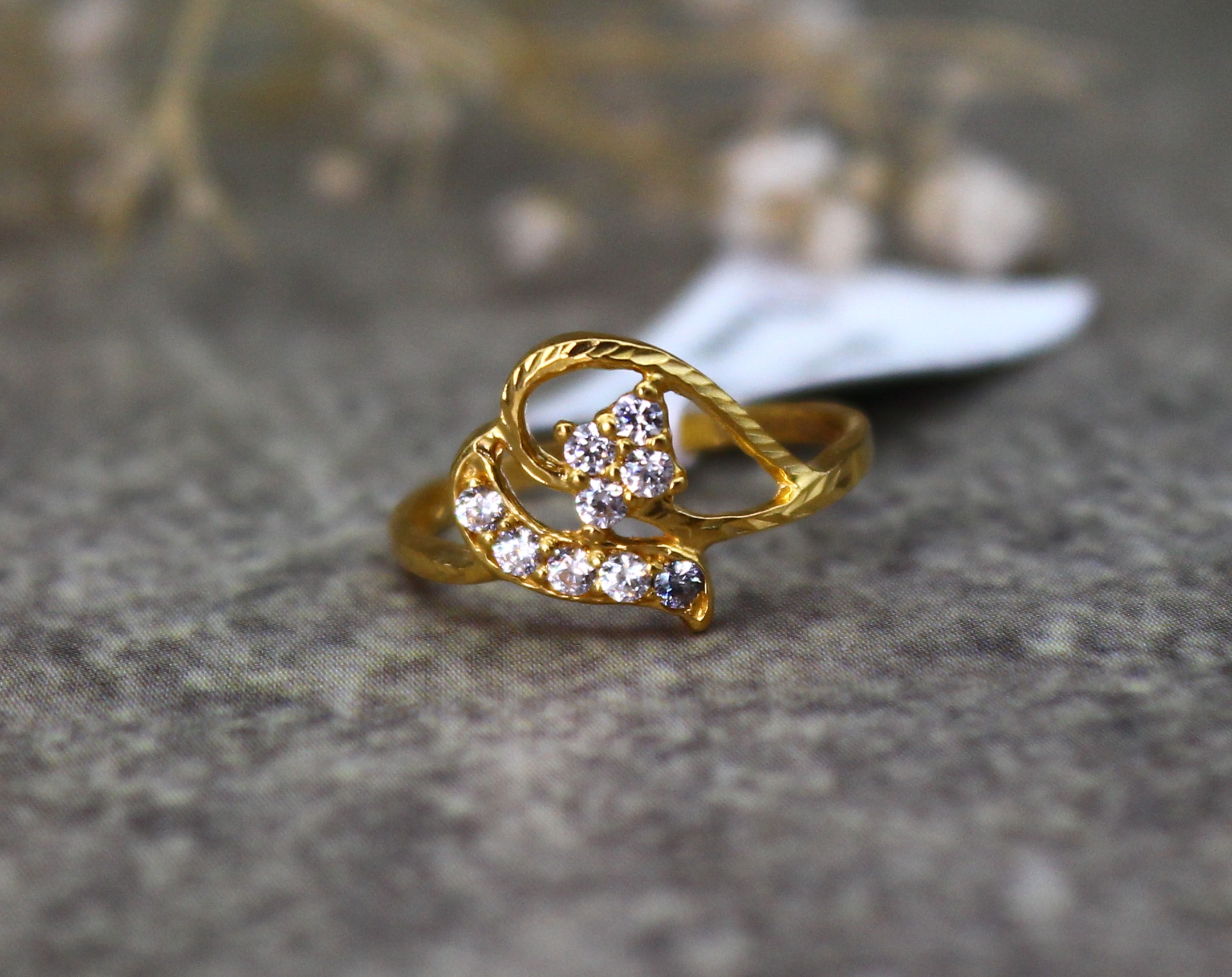 LADIES GOLD DESIGN RING
