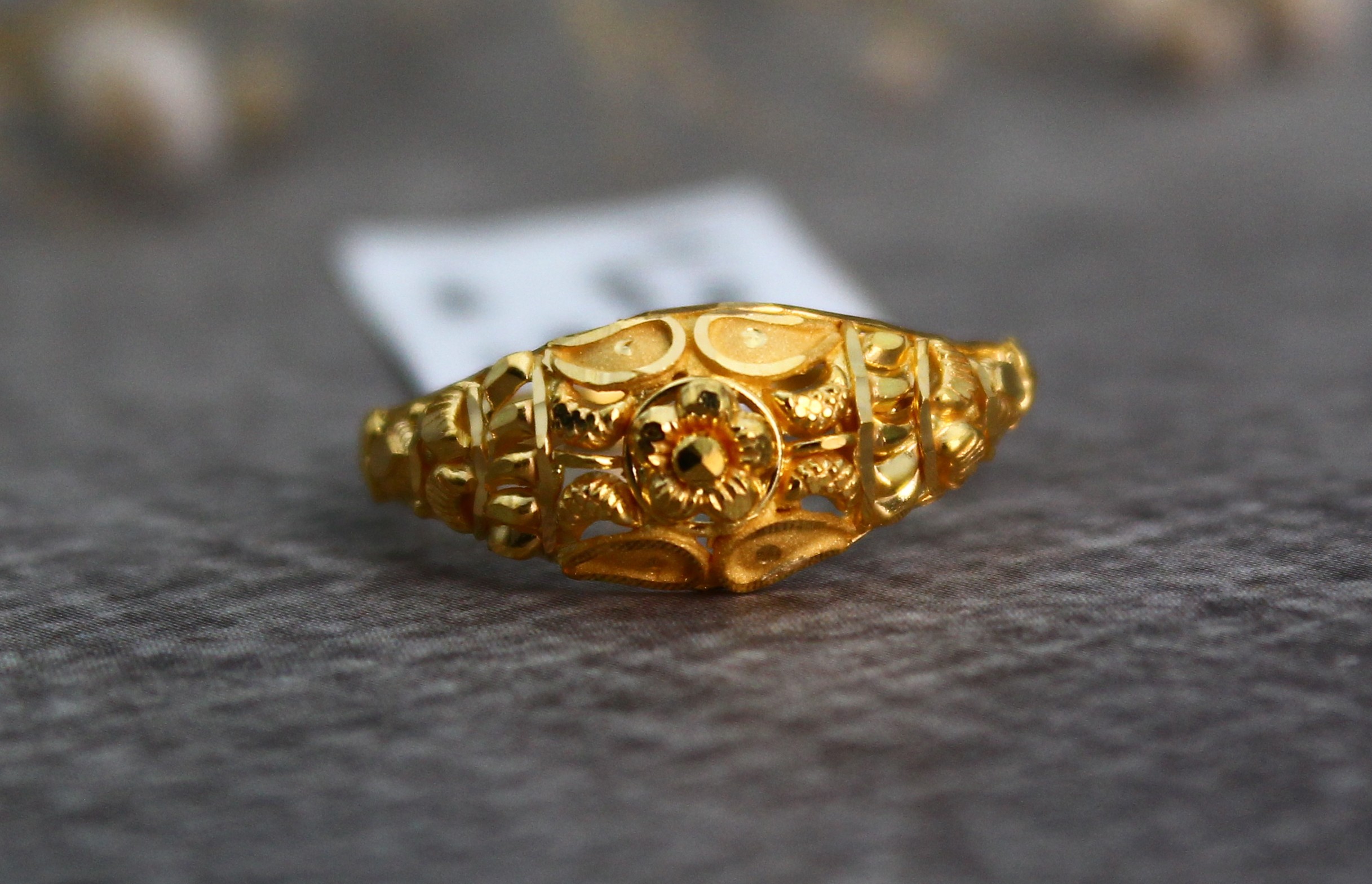 LADIES GOLD DESIGN RING