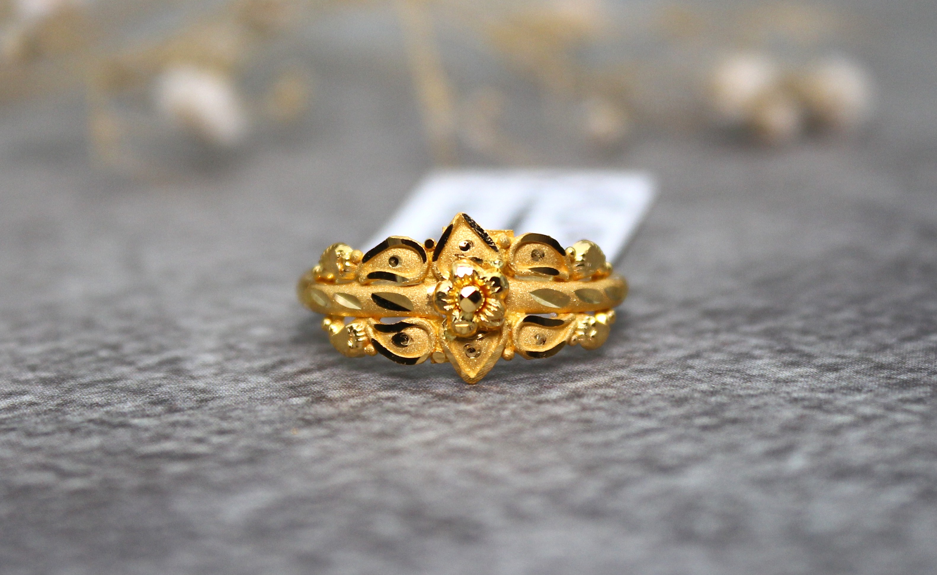 LADIES GOLD DESIGN RING