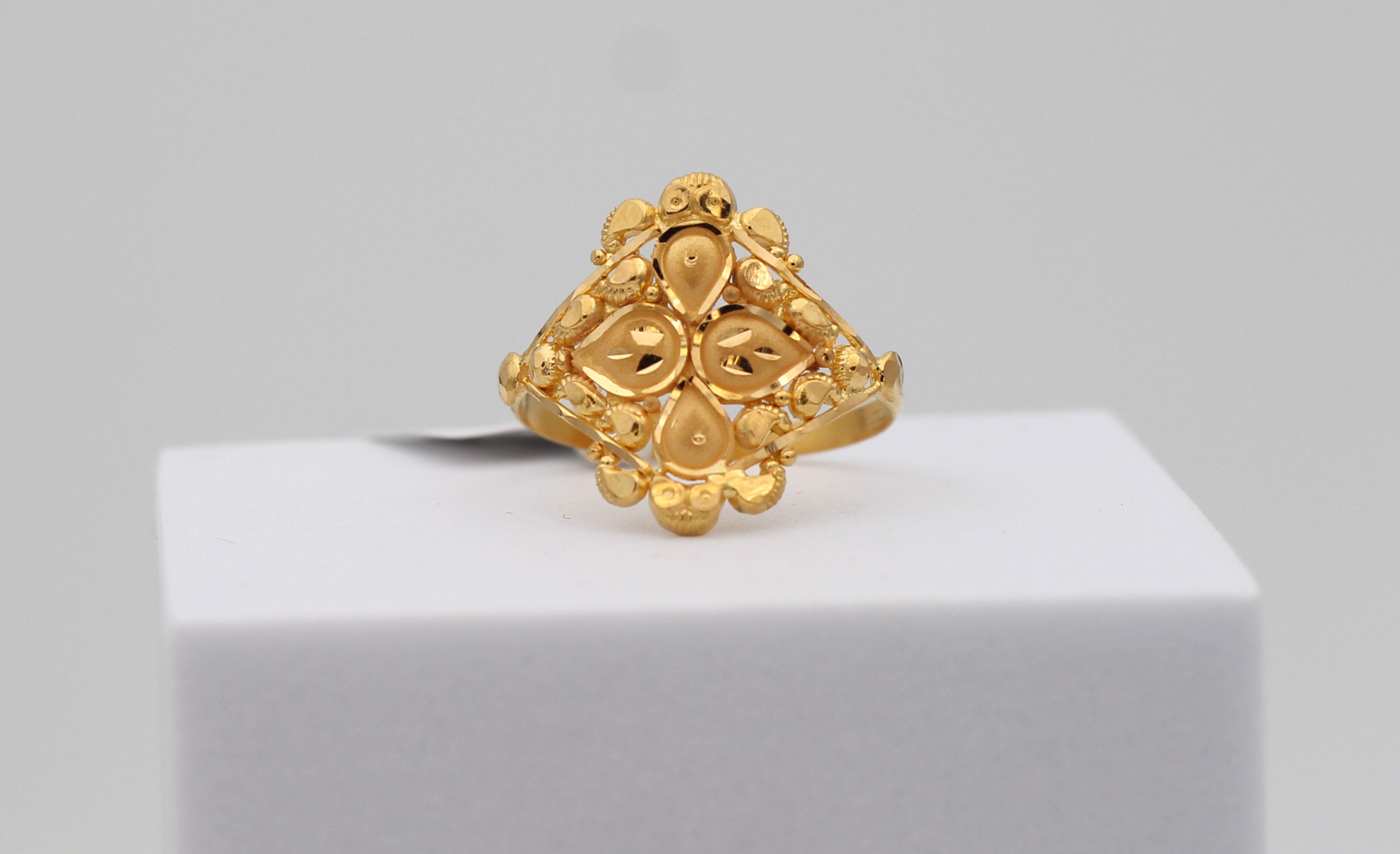 LADIES GOLD DESIGN RING
