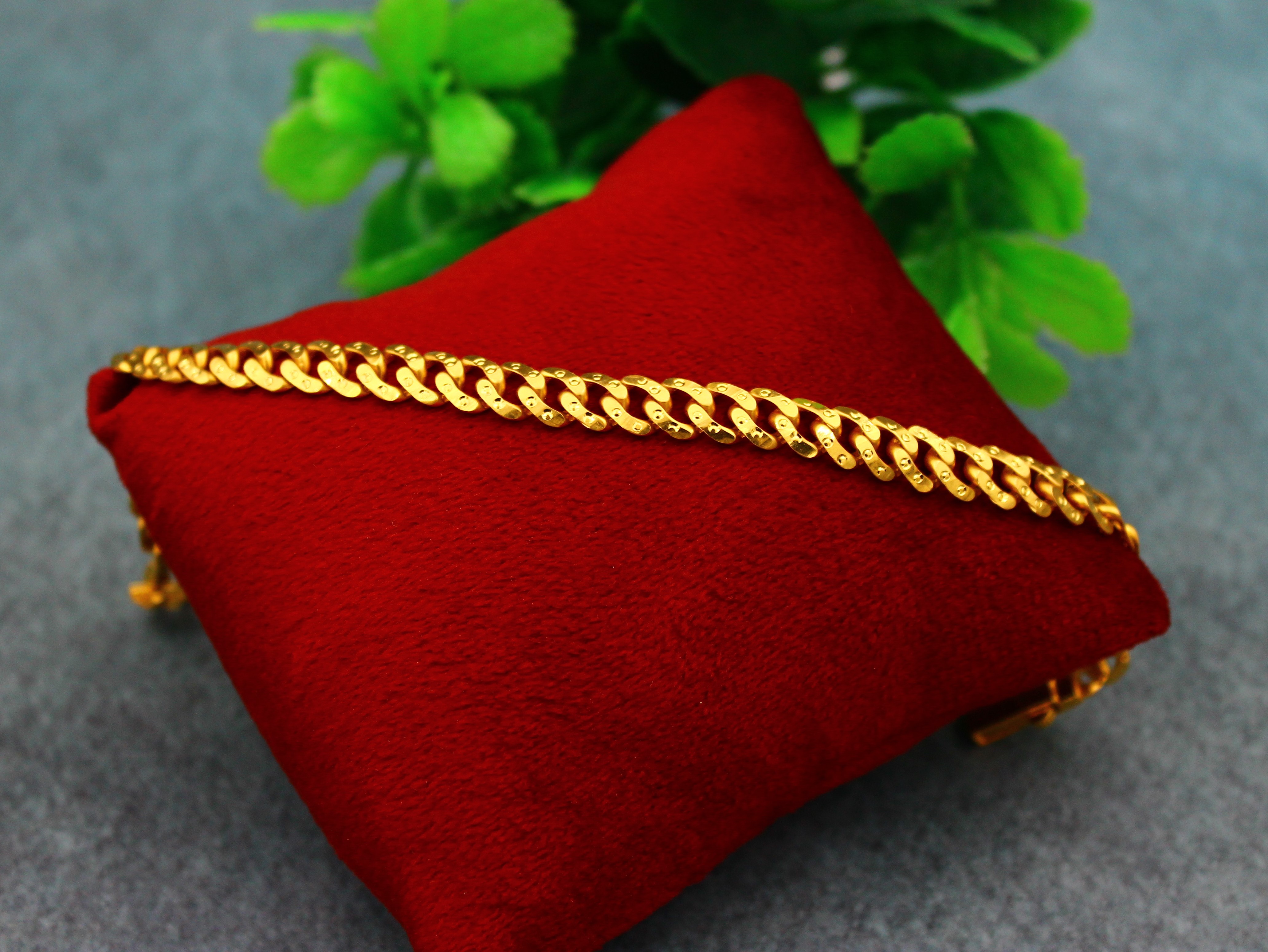 BRACELET