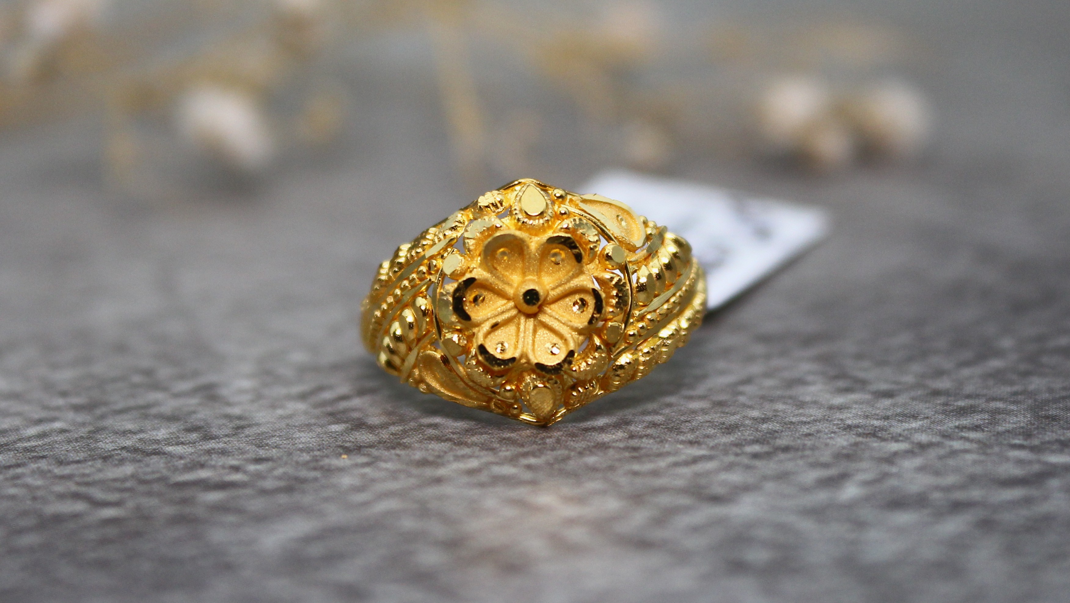LADIES GOLD DESIGN RING