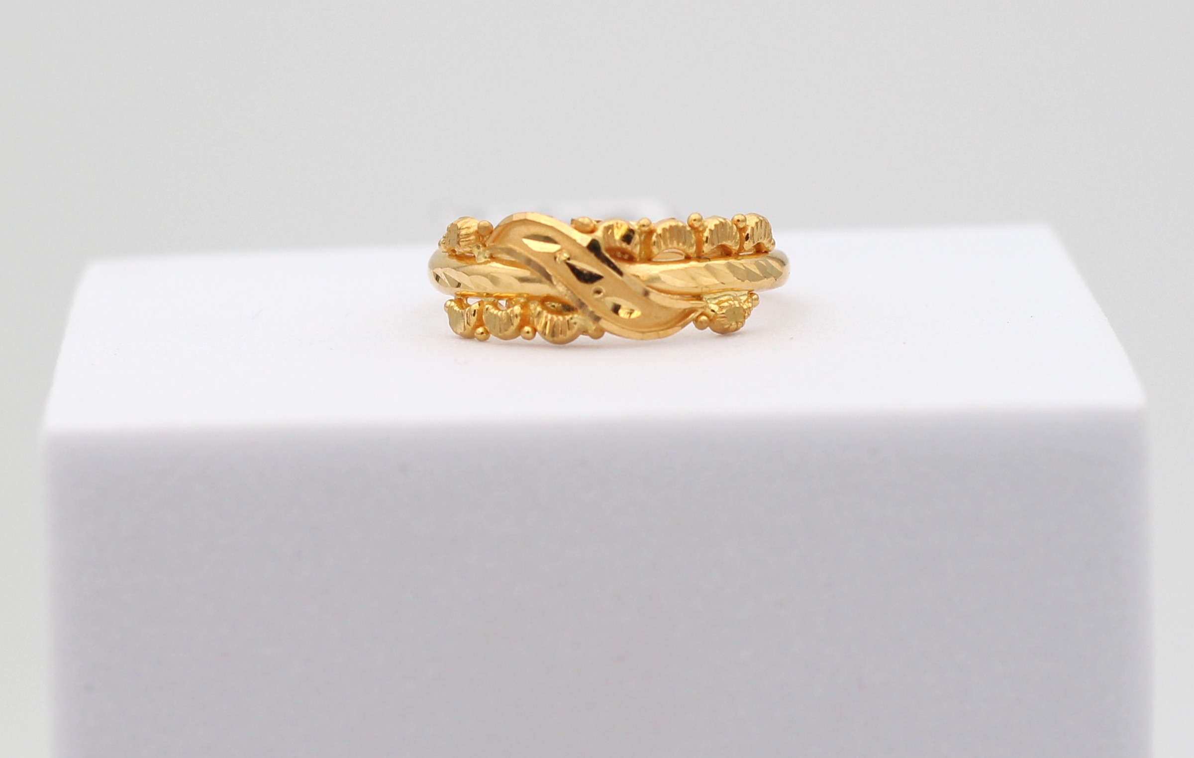 LADIES GOLD DESIGN RING