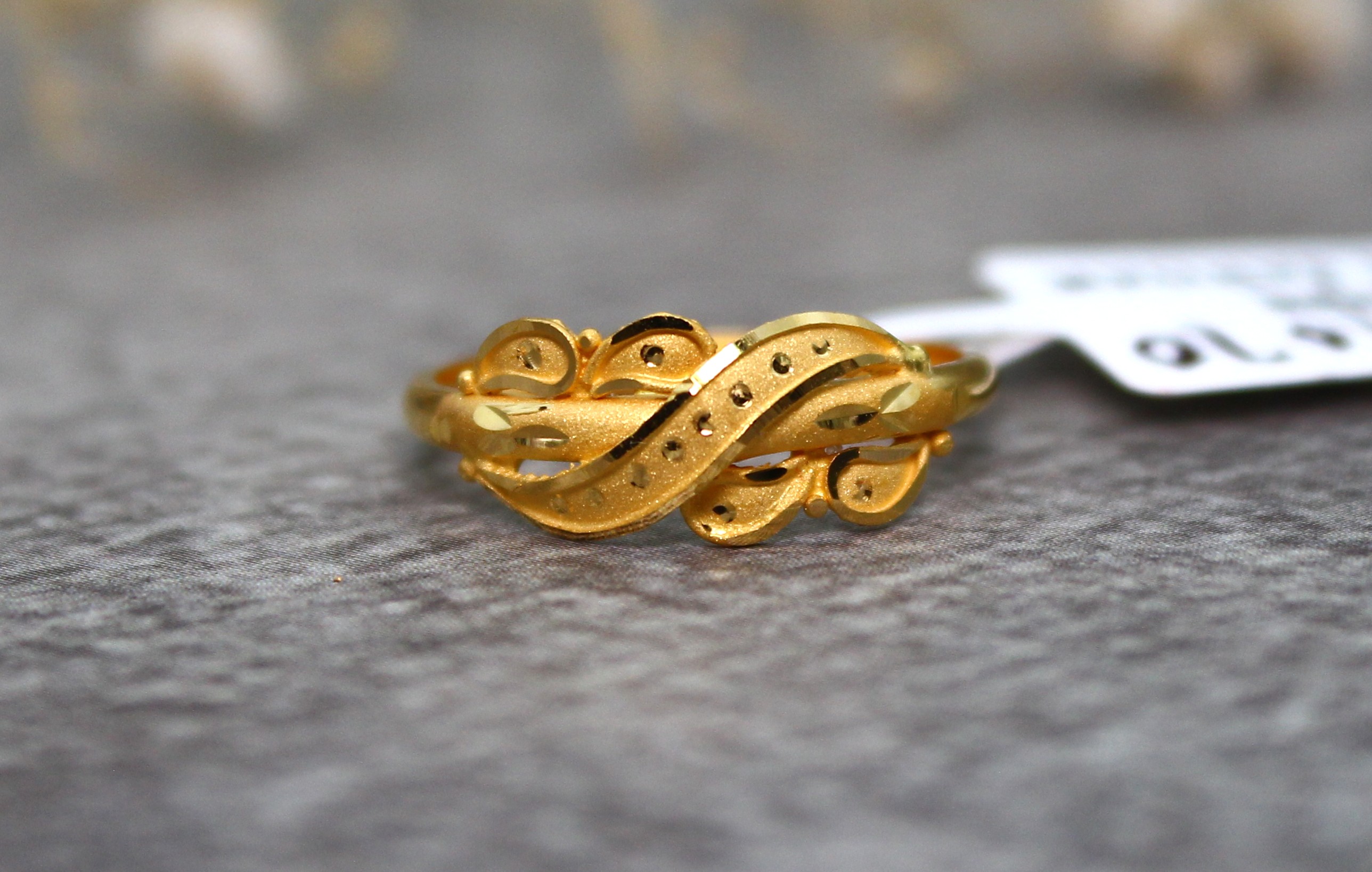 LADIES GOLD DESIGN RING