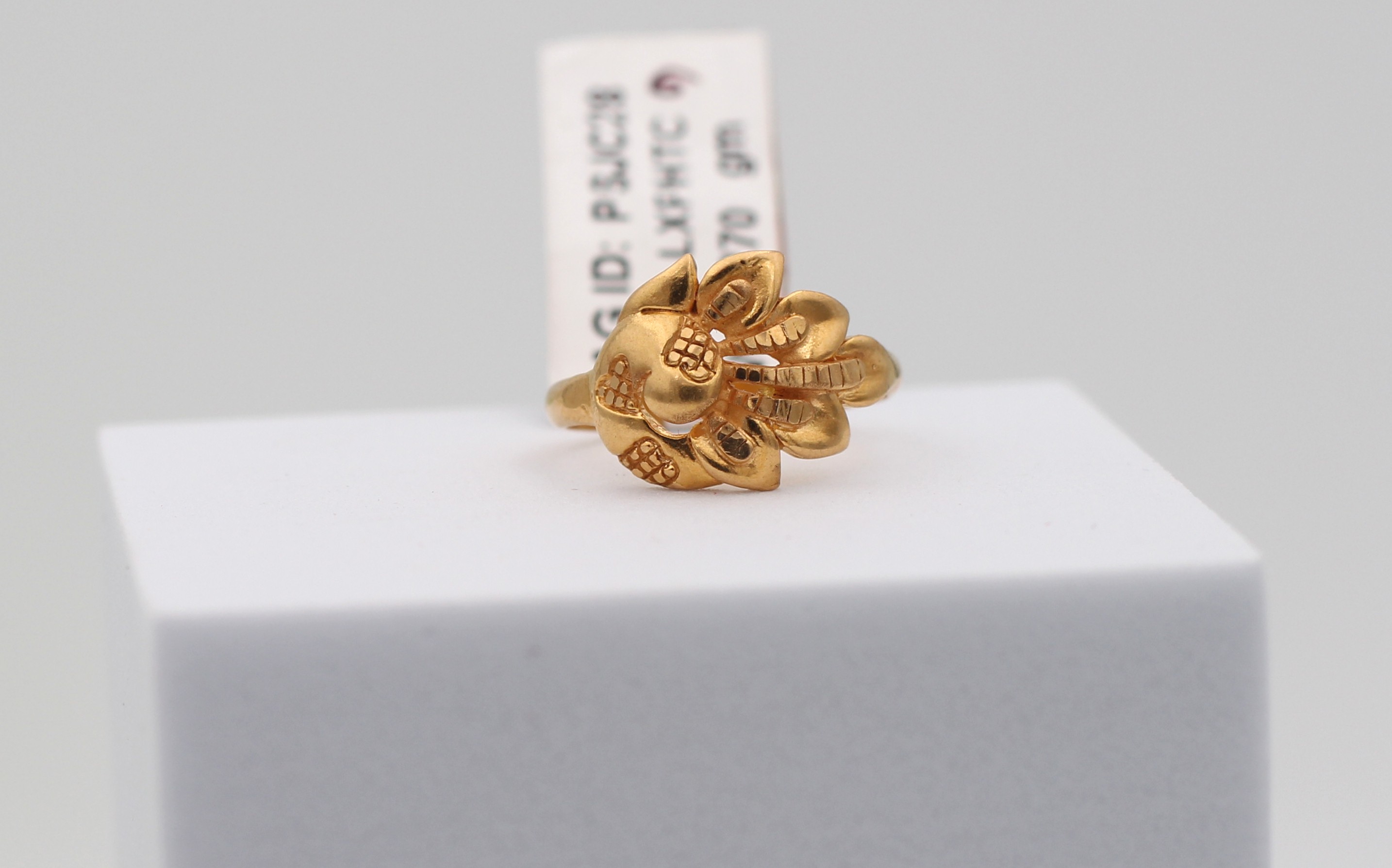 LADIES GOLD DESIGN RING