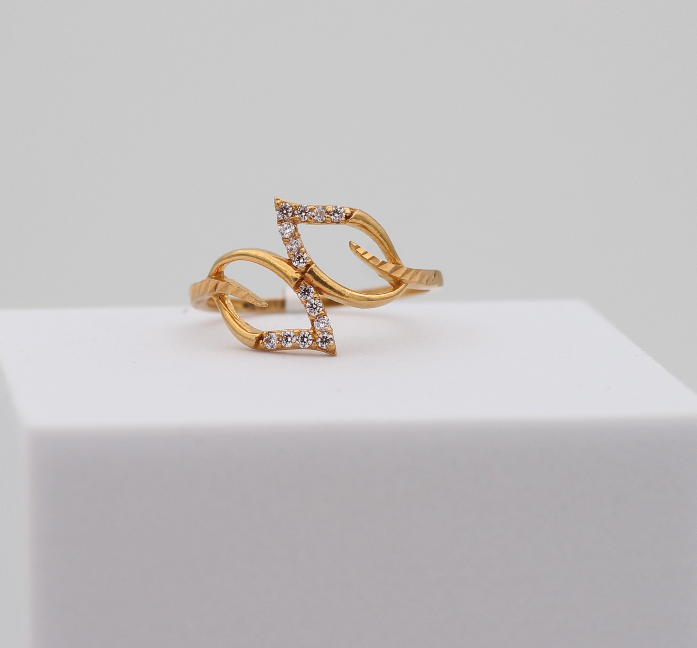 LADIES GOLD DESIGN RING