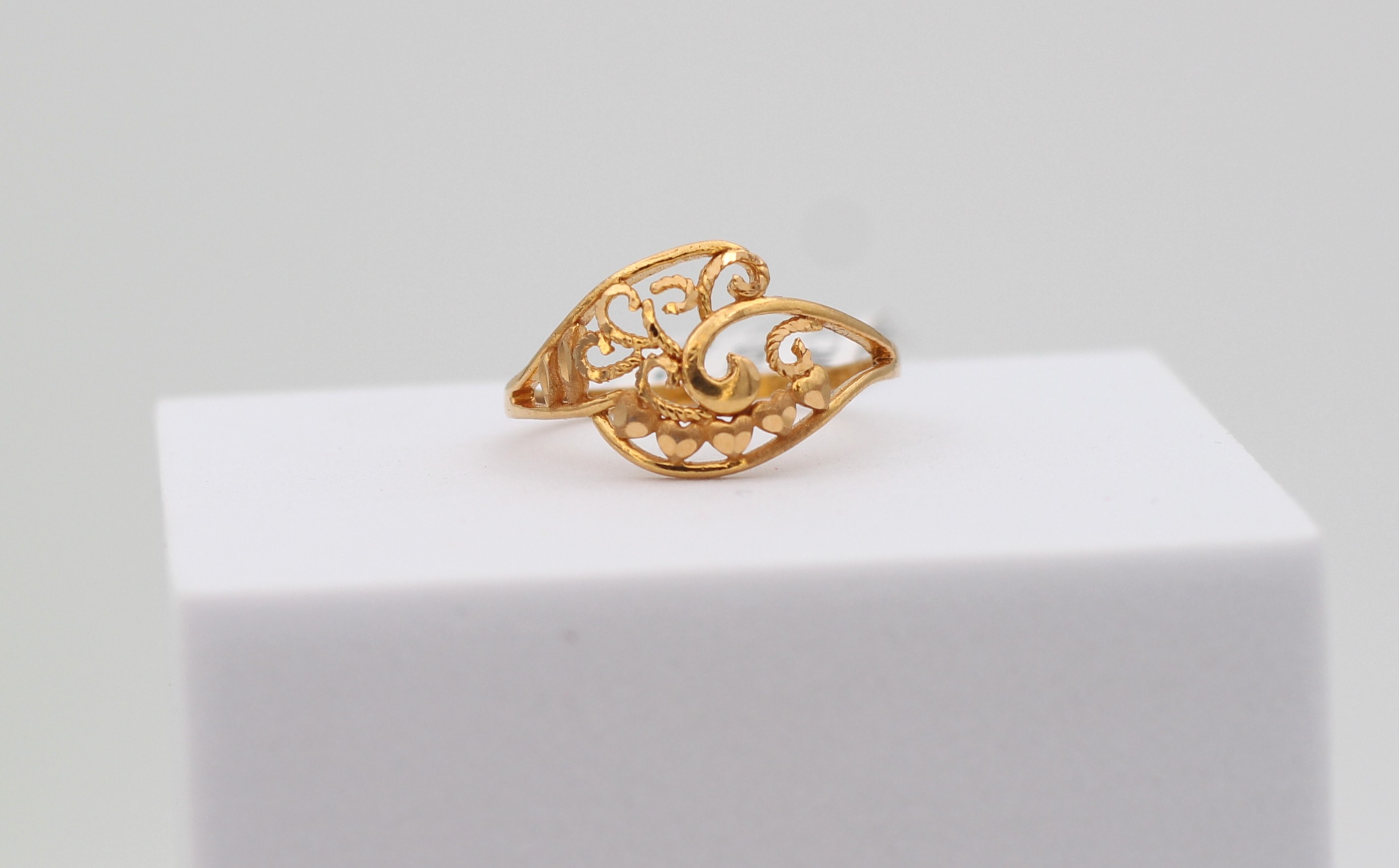 LADIES GOLD DESIGN RING