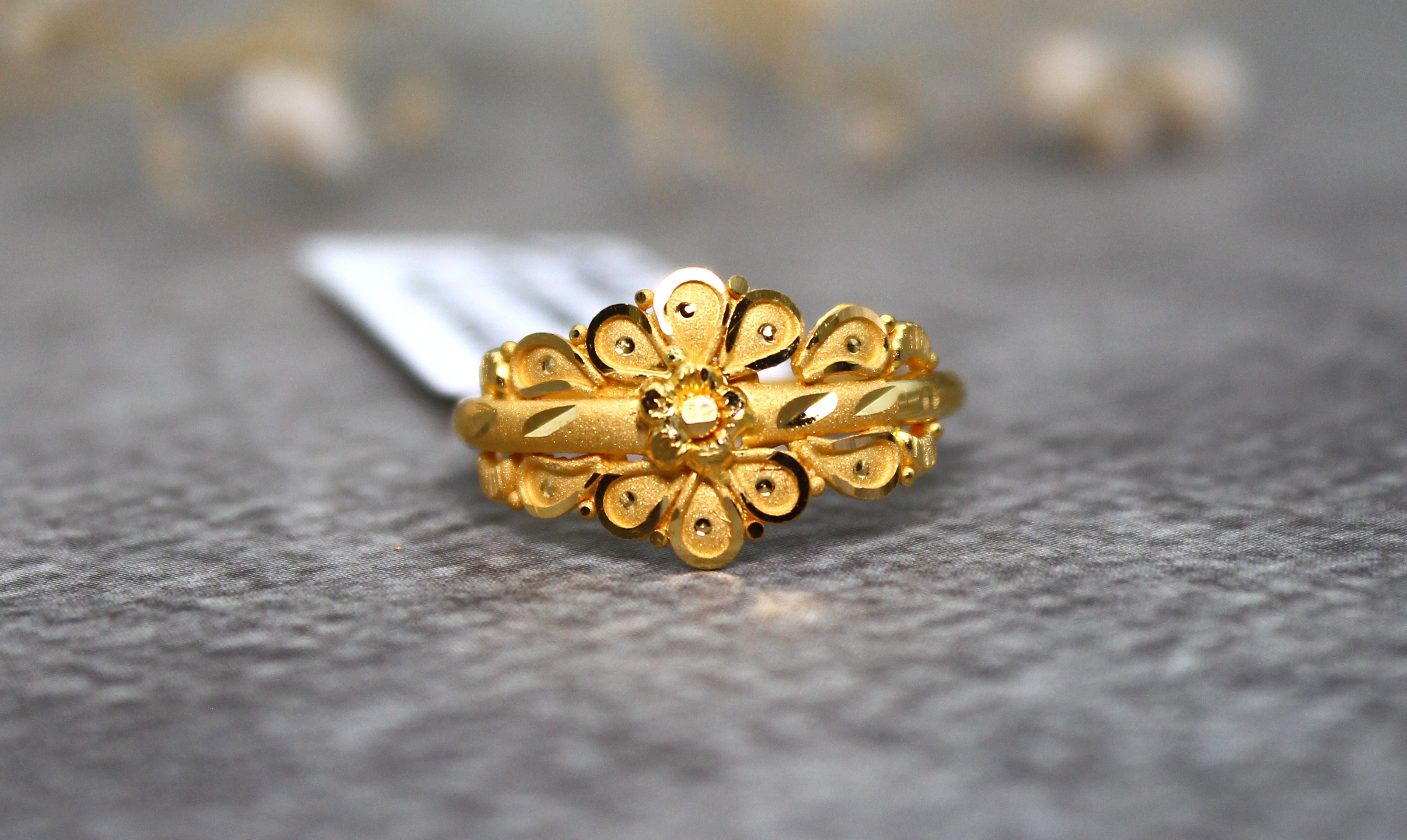 LADIES GOLD DESIGN RING