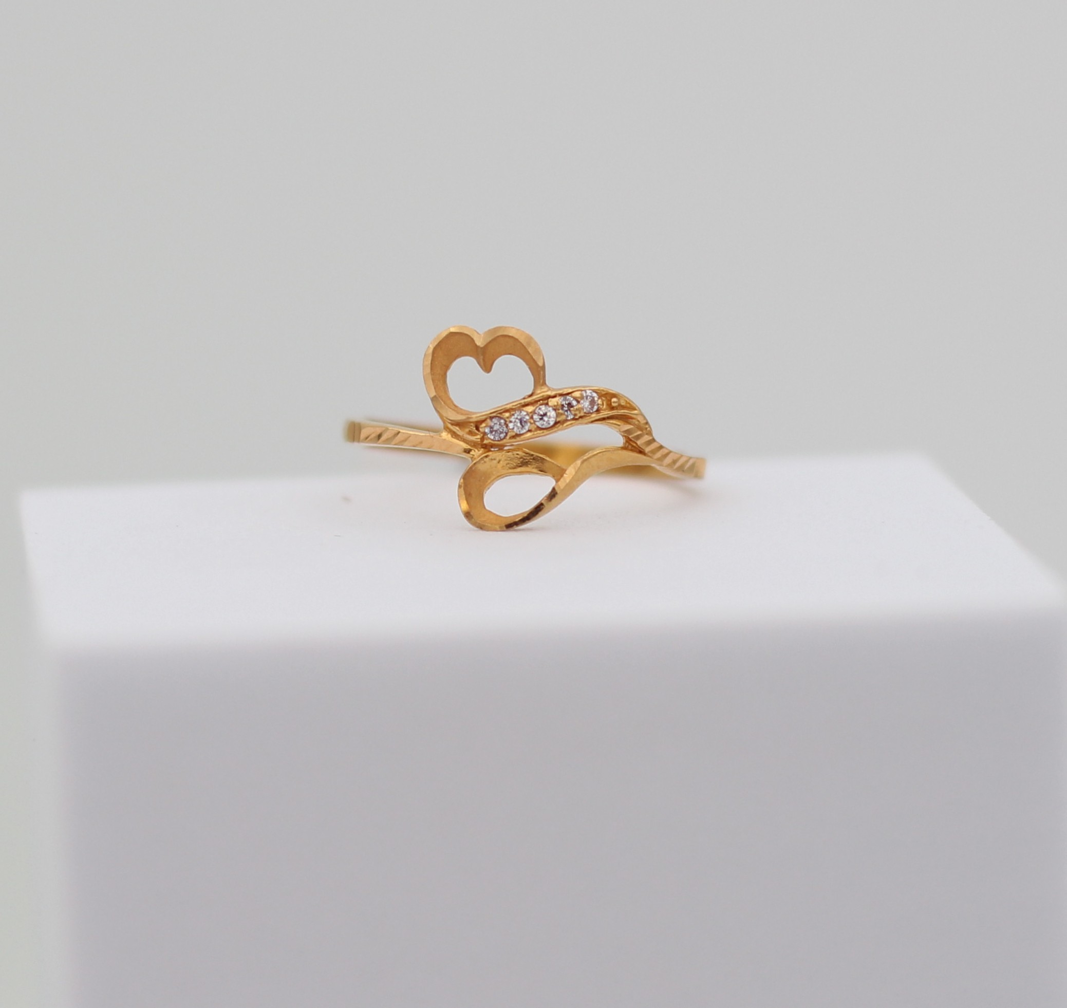 LADIES GOLD DESIGN RING